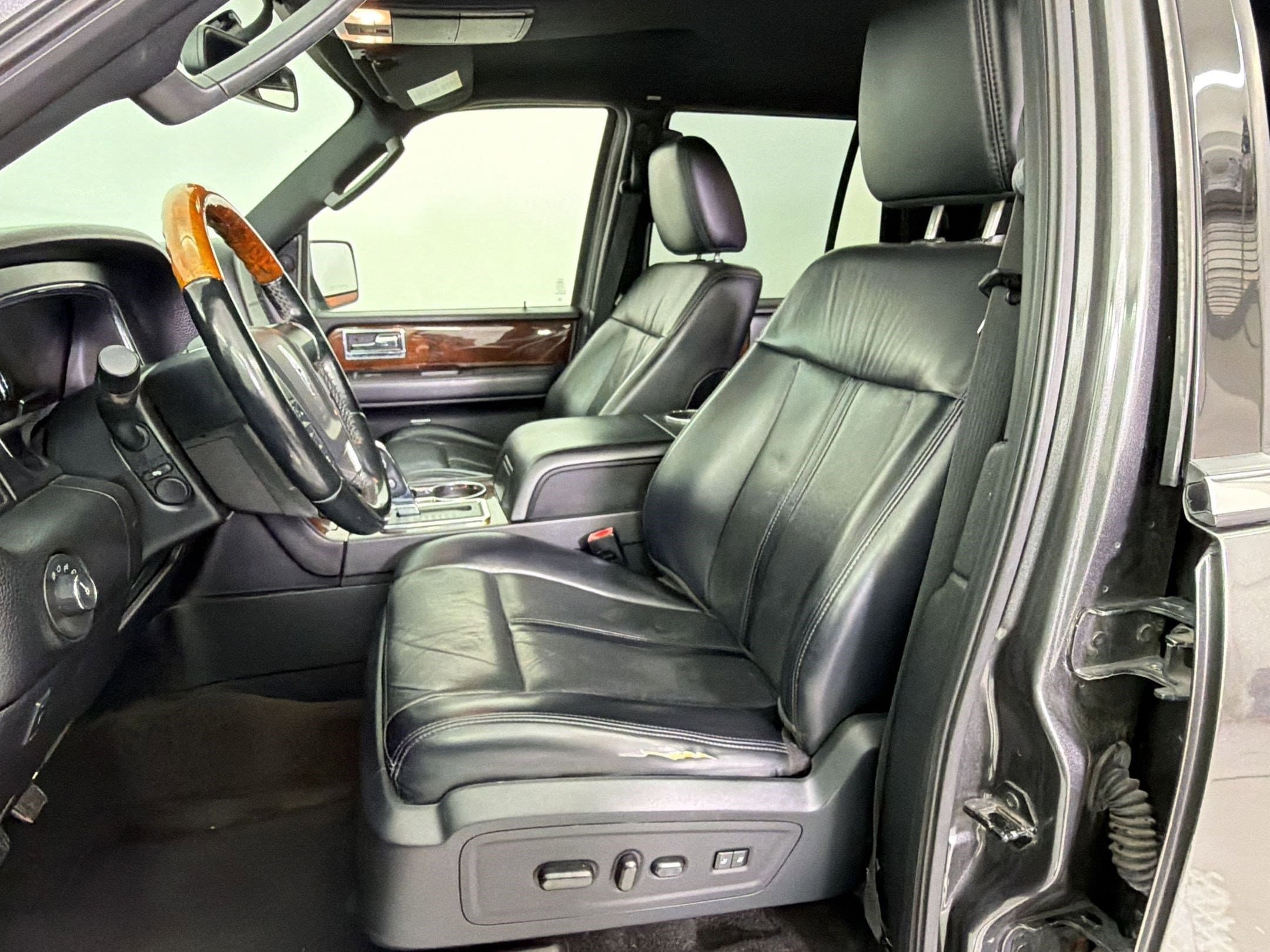 Navigator Select SUV