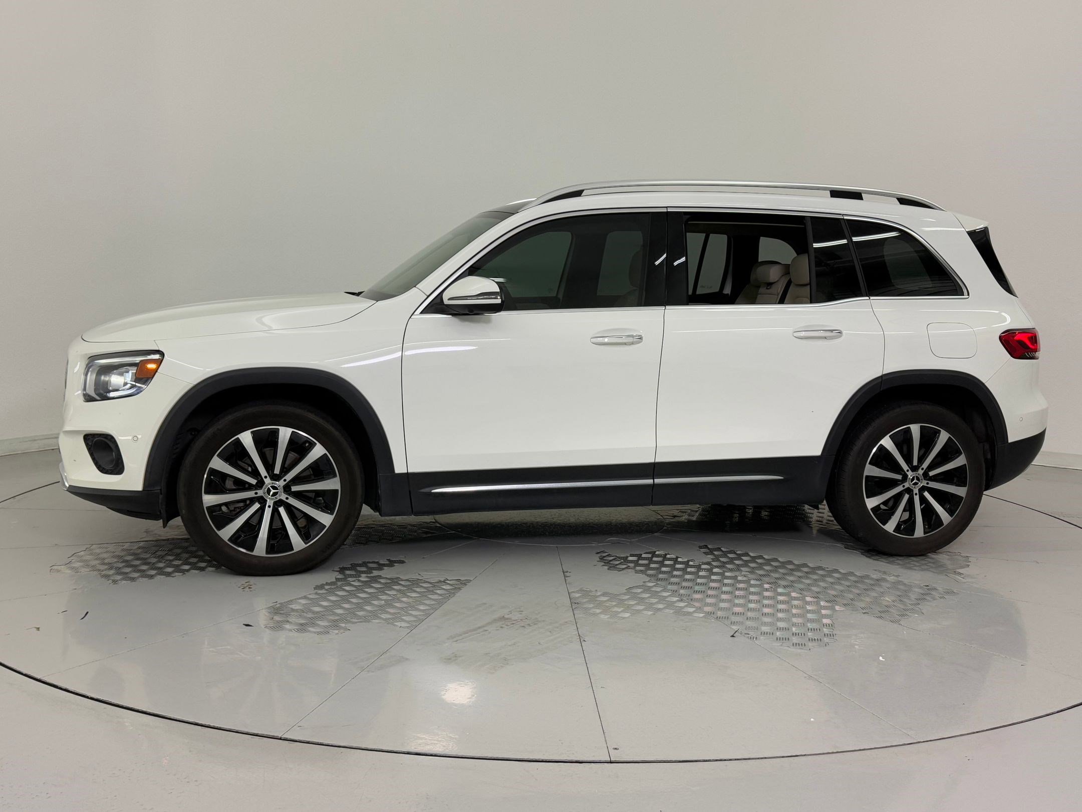 2022 Mercedes Benz GLB 250 photo 2