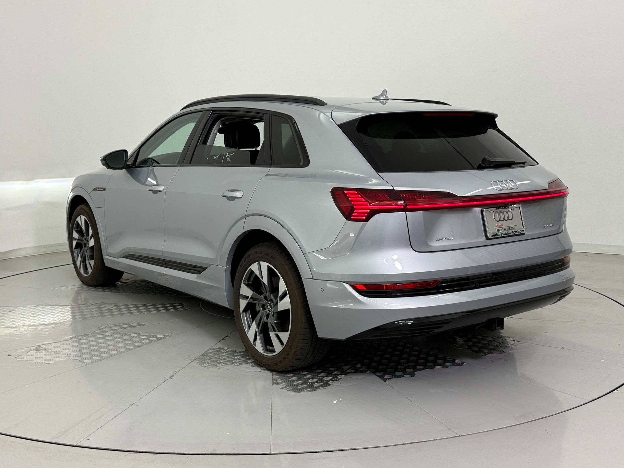 2021 Audi e-tron Premium photo 2