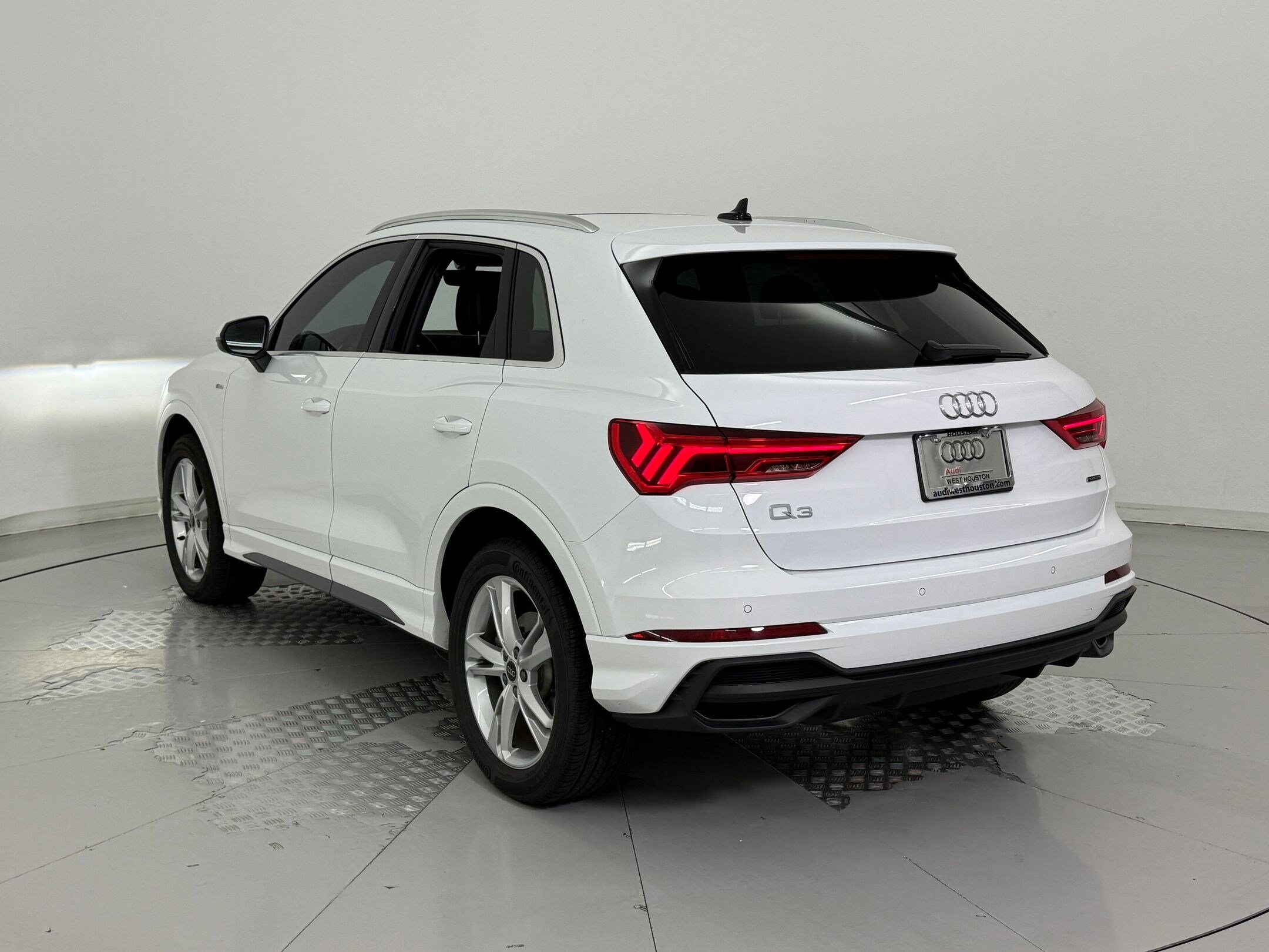 2024 Audi Q3 S line Premium Plus photo 2