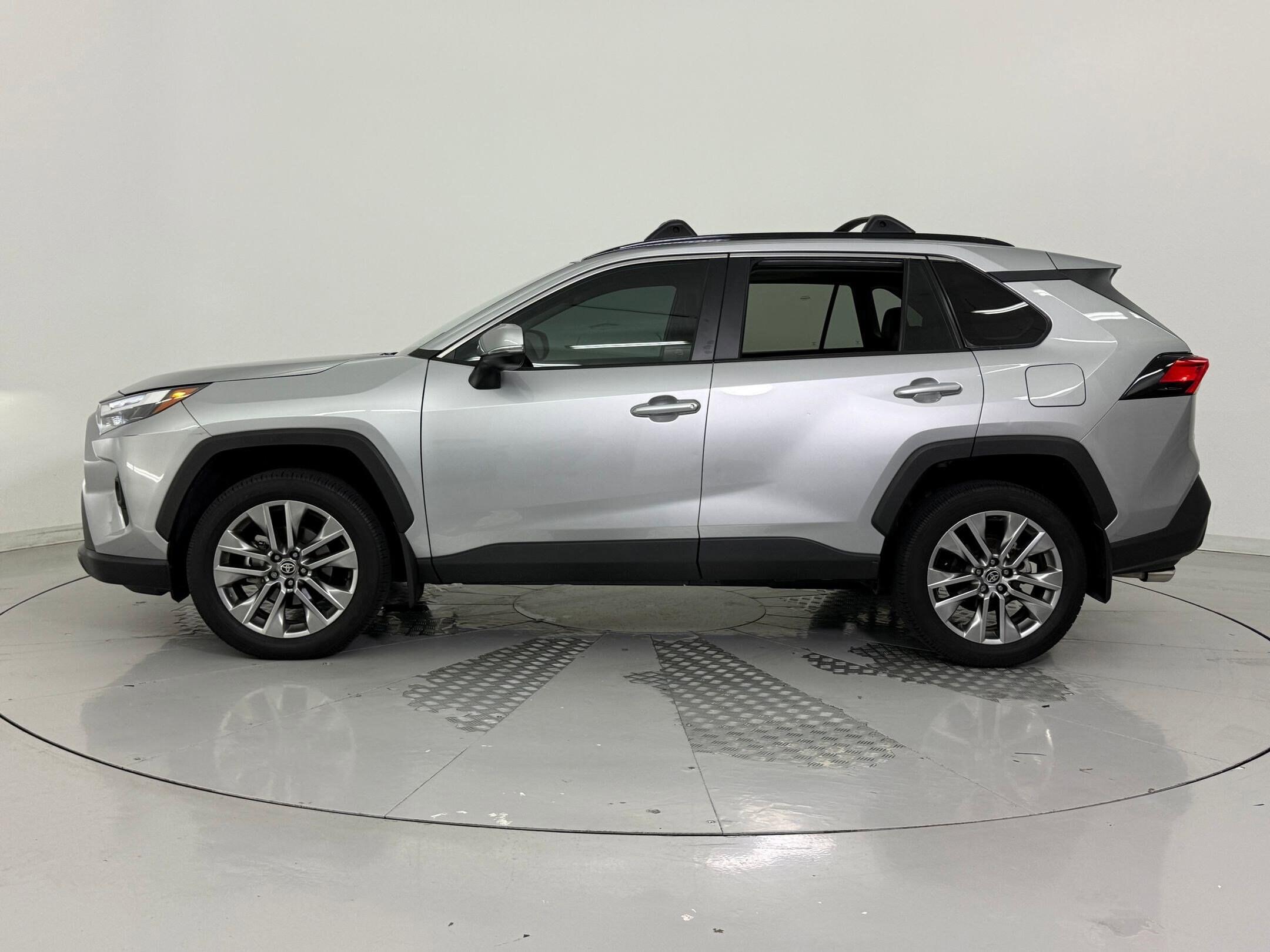 2024 Toyota RAV4 XLE Premium photo 2