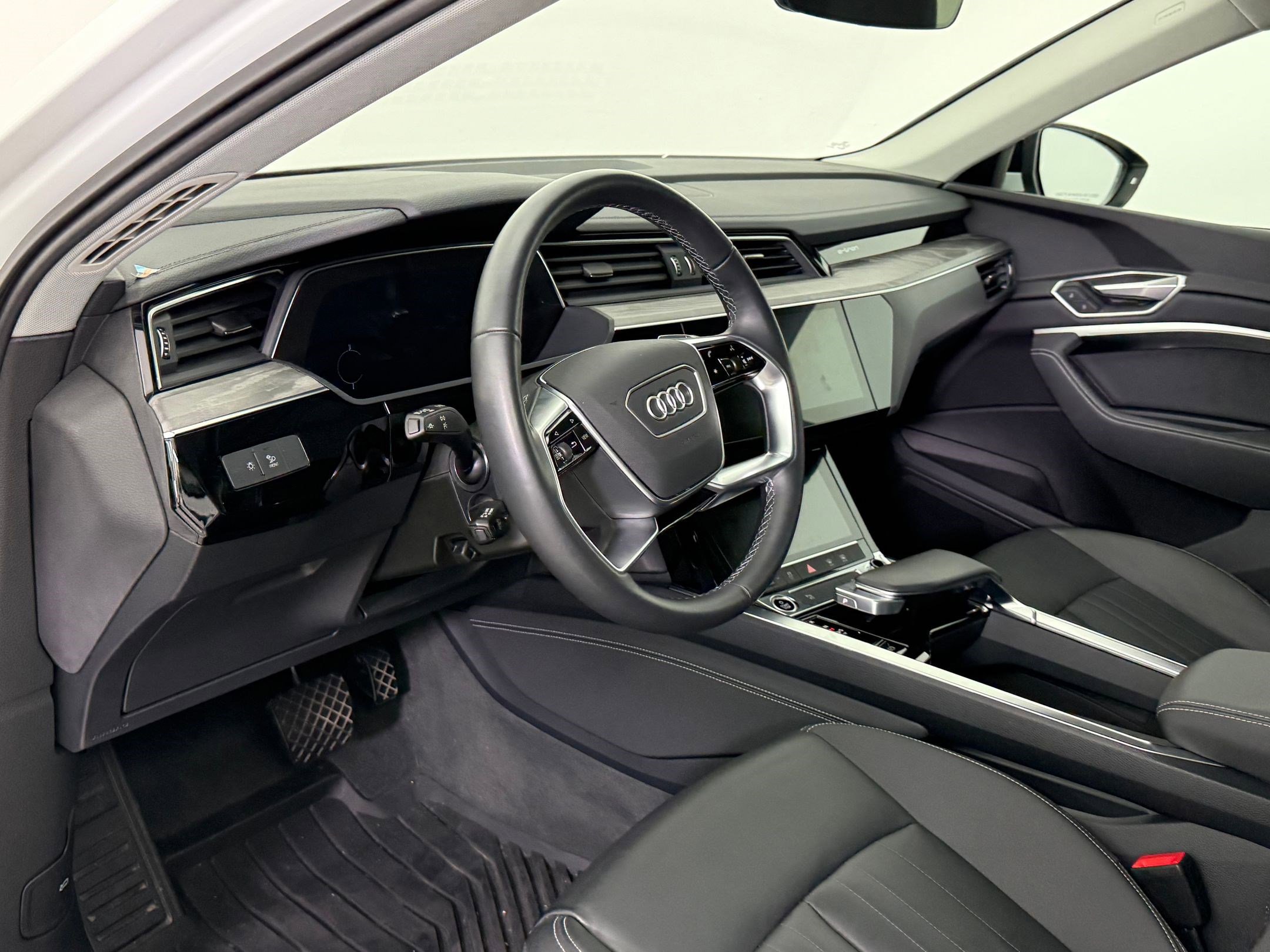 2022 Audi e-tron Premium photo 3