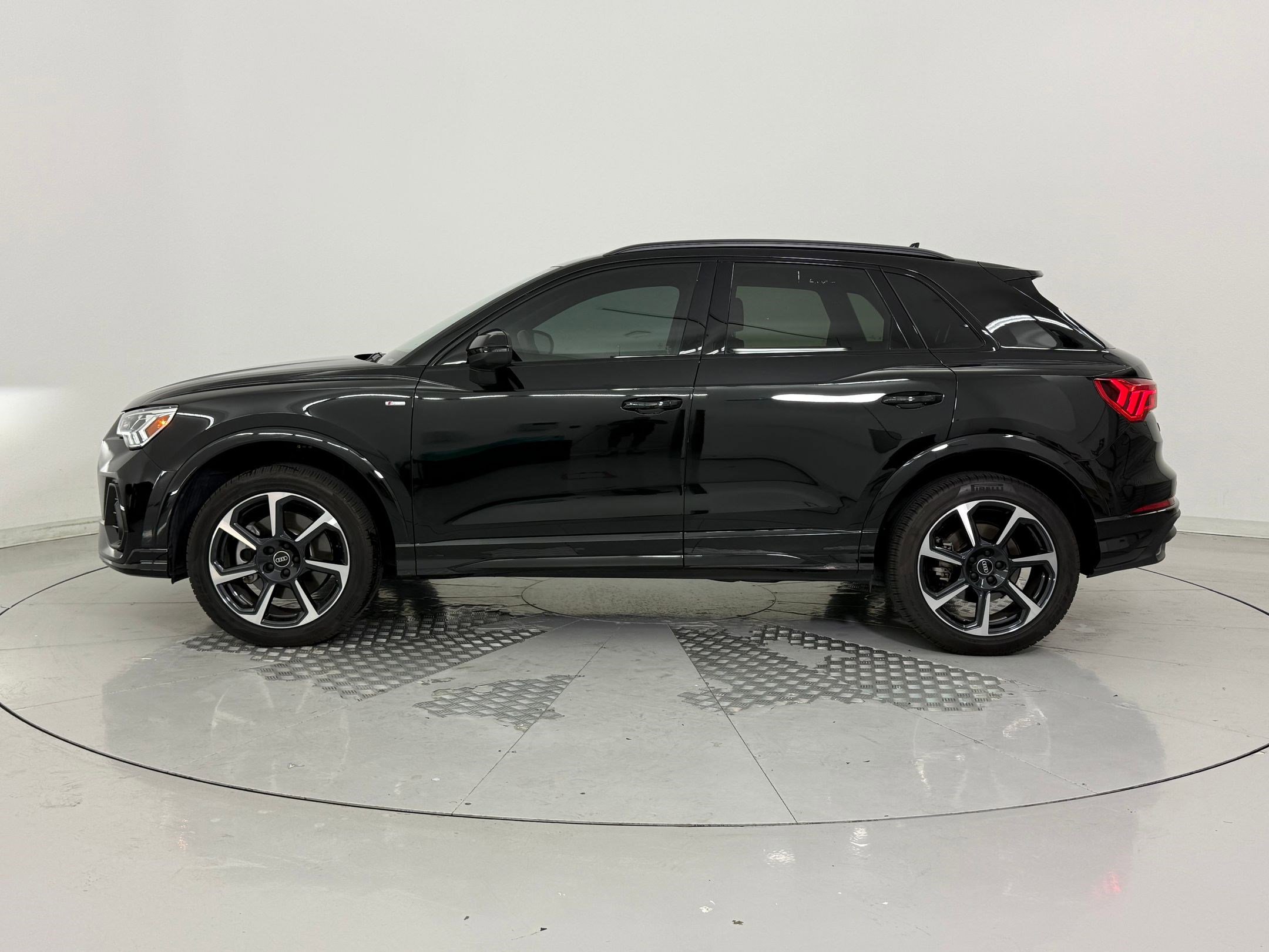 2025 Audi Q3 S line Premium Plus photo 2