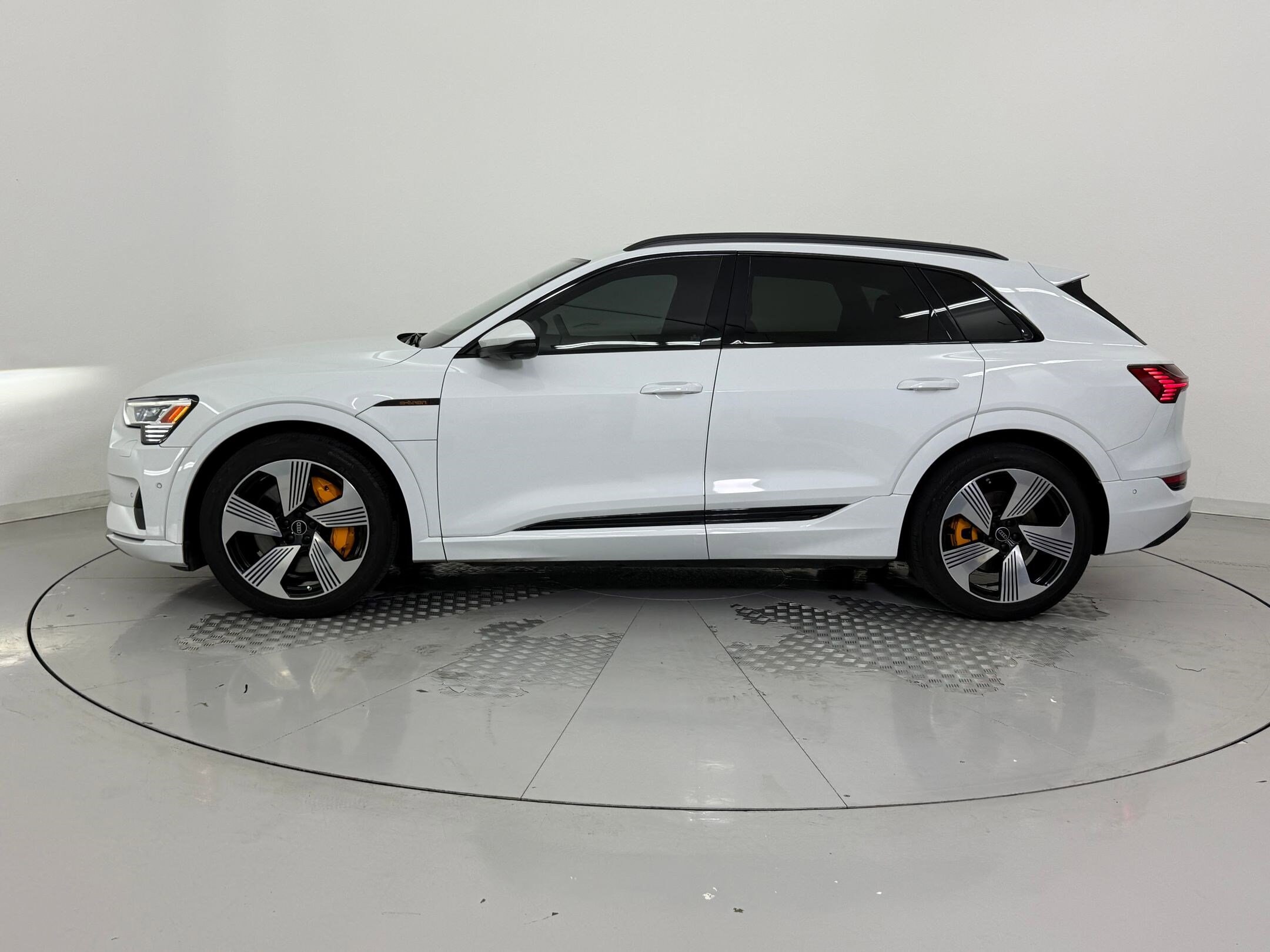 2023 Audi e-tron Premium Plus photo 2
