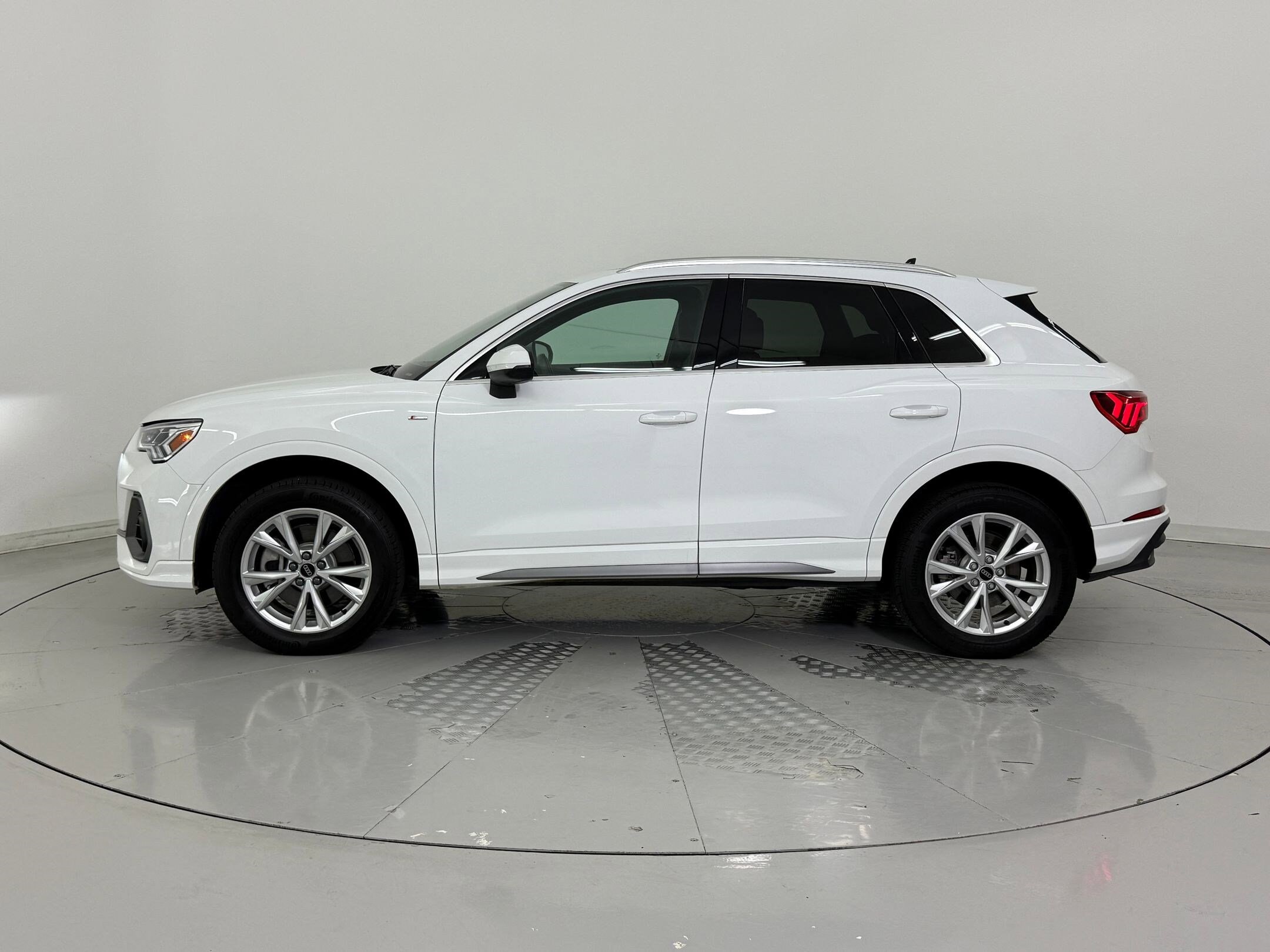 2024 Audi Q3 S line Premium photo 2