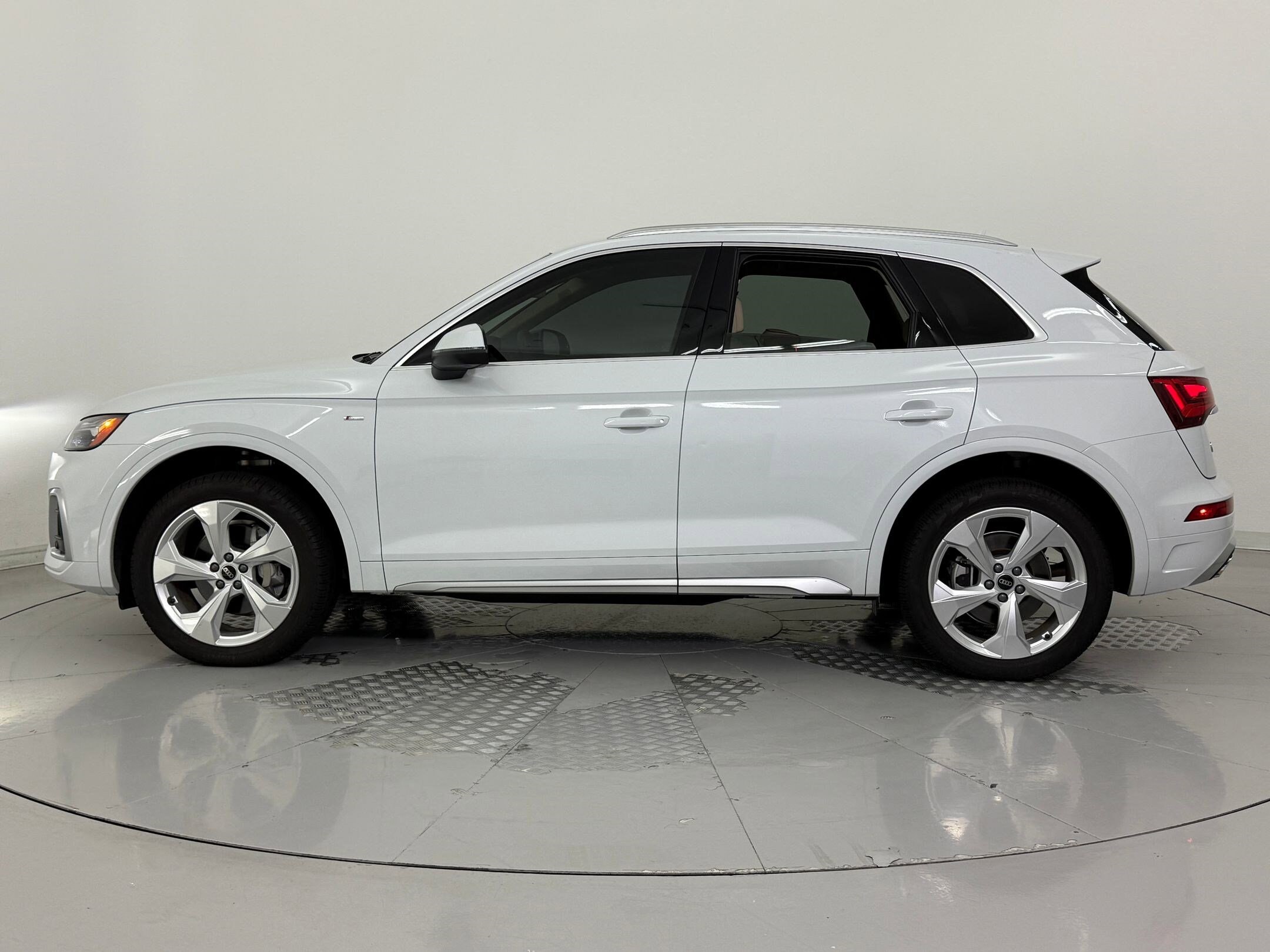 2025 Audi Q5 S line Premium Plus photo 2