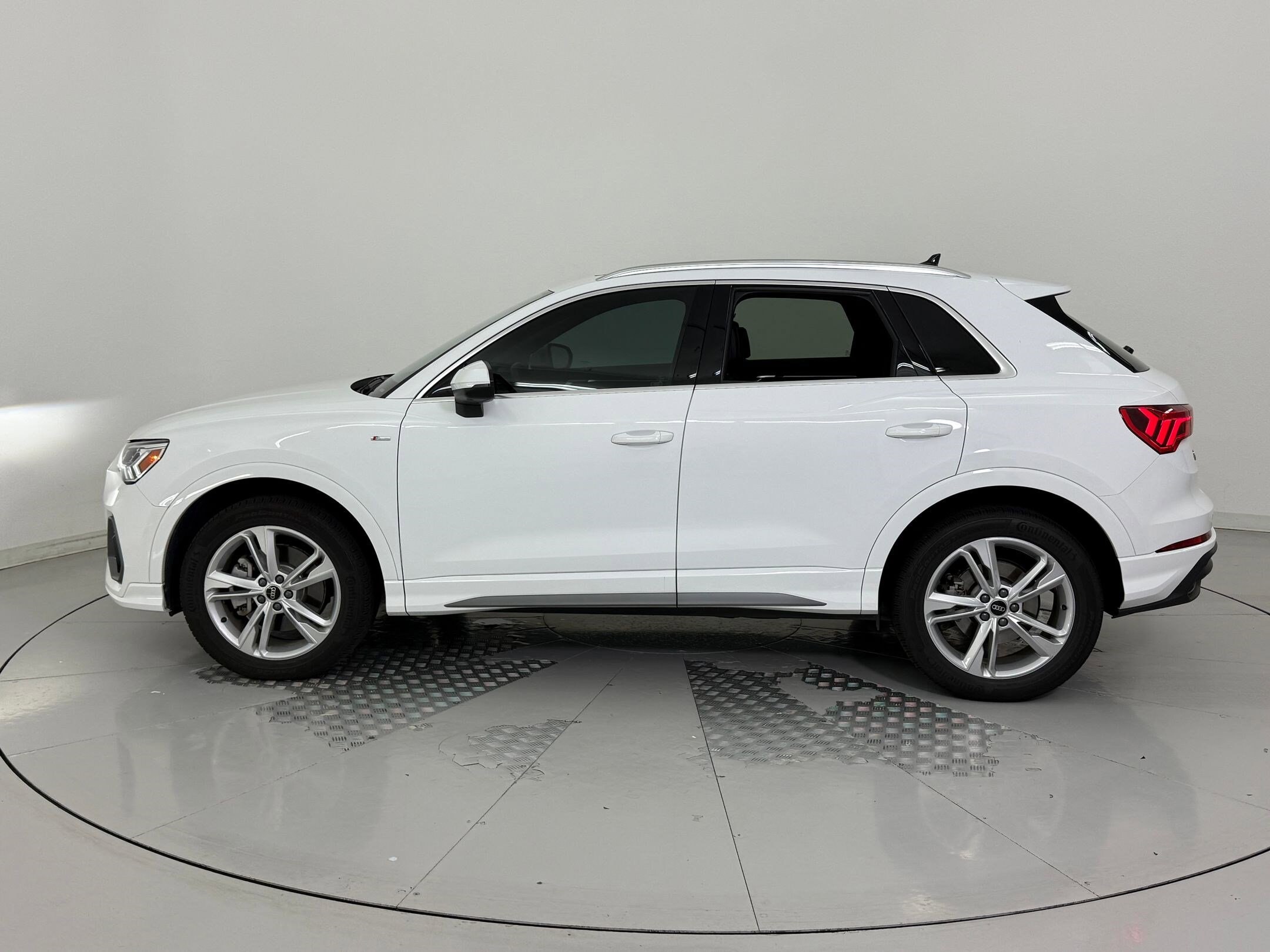 2024 Audi Q3 S line Premium Plus photo 2