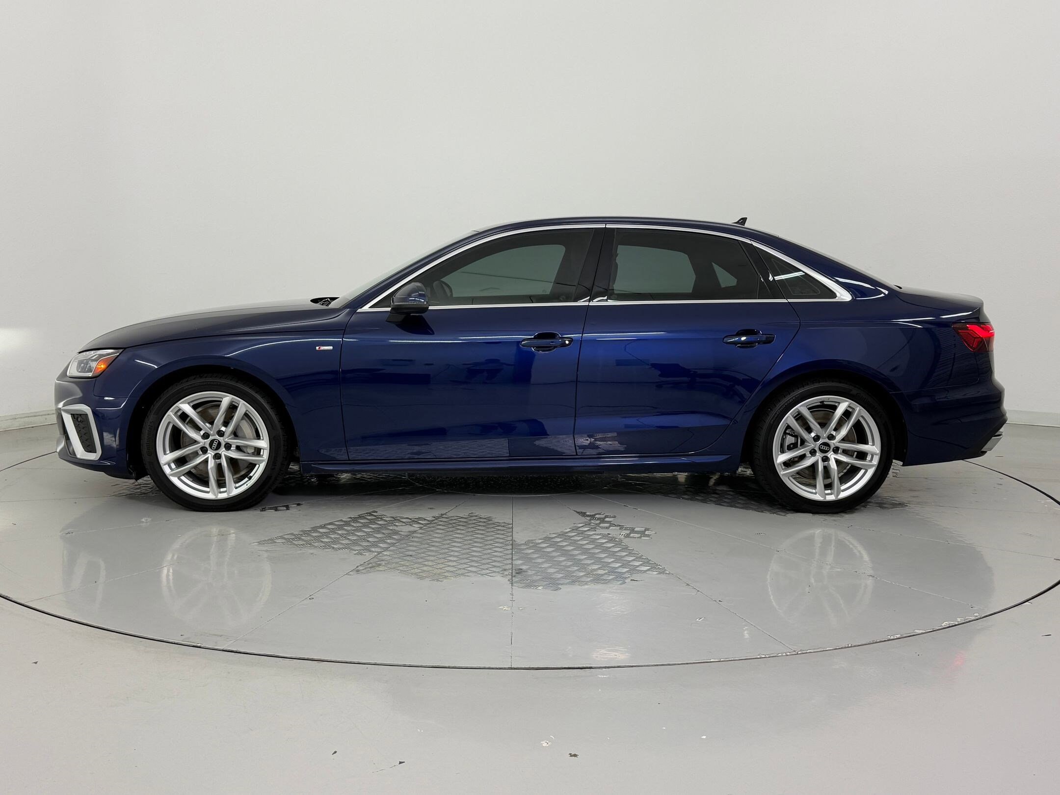 2022 Audi A4 S line Quattro Premium Plus photo 2
