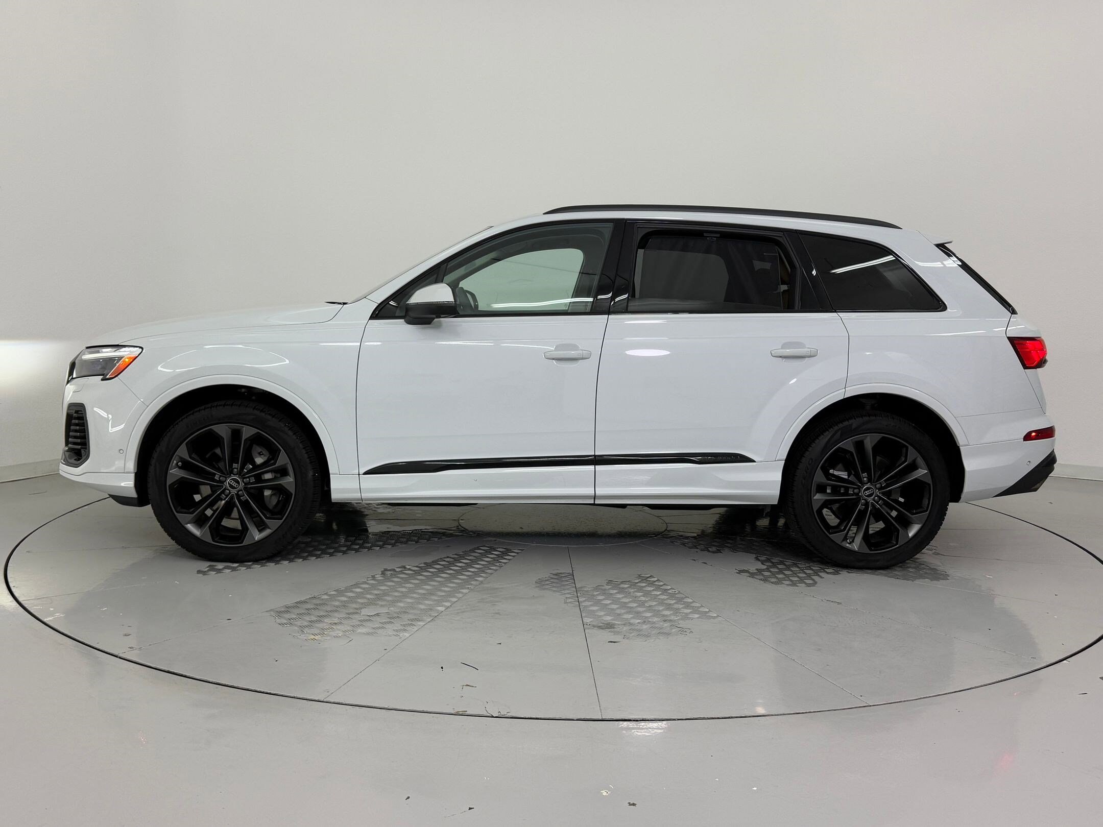 2025 Audi Q7 Premium Plus photo 2