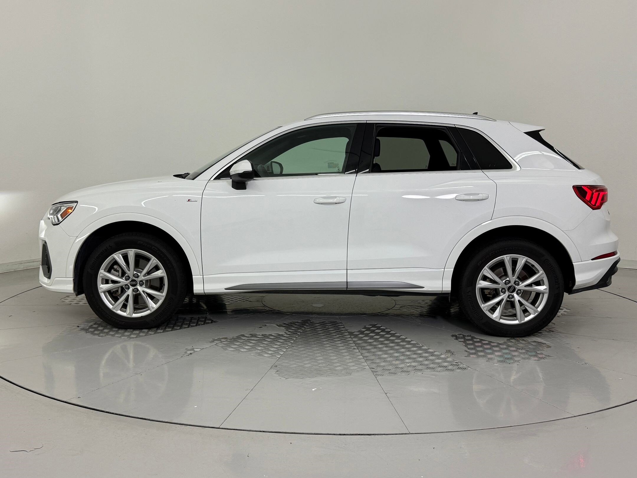 2025 Audi Q3 S line Premium photo 2
