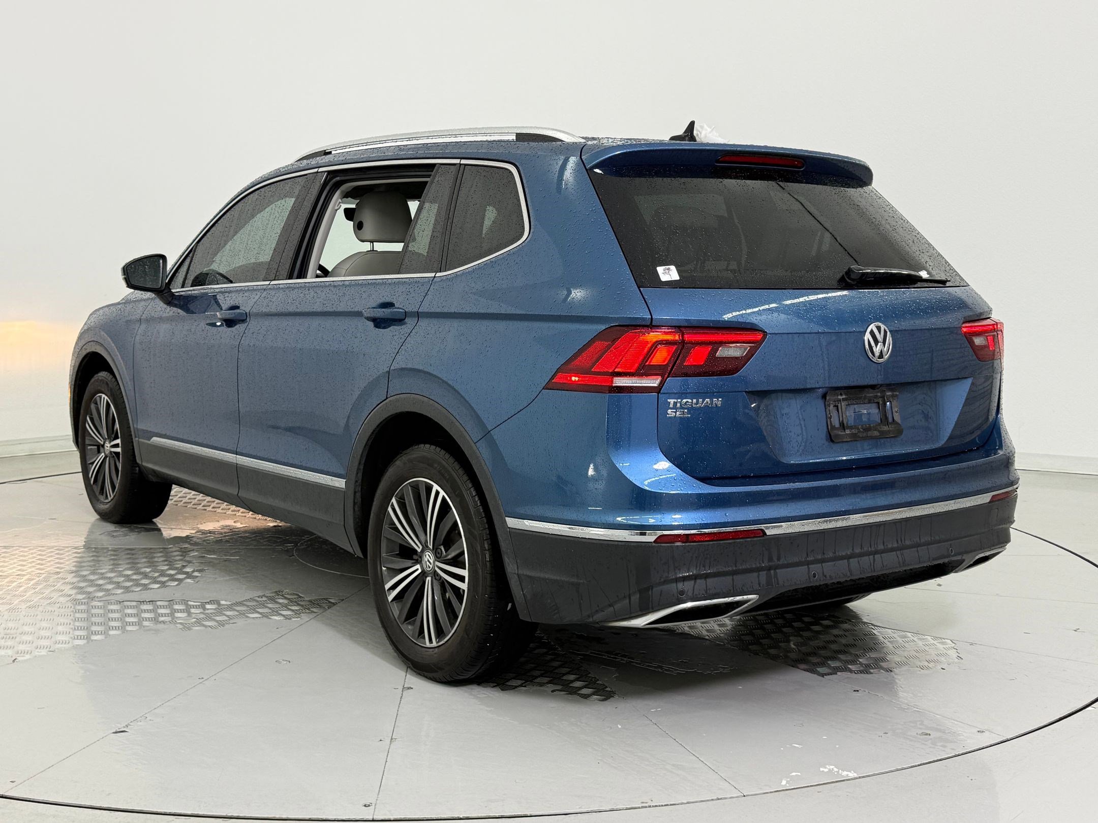 2019 Volkswagen Tiguan SEL photo 3