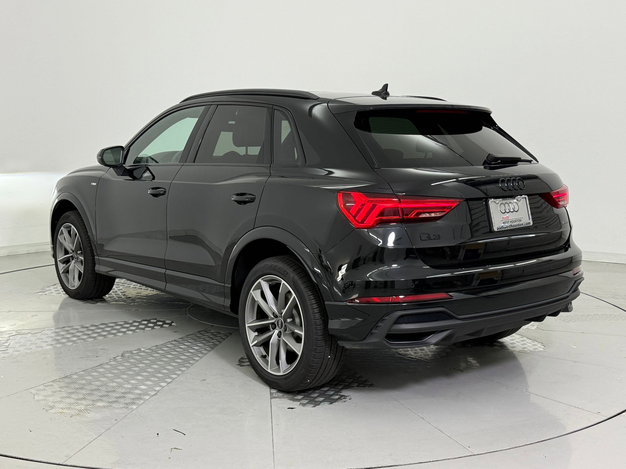 2025 Audi Q3 S line Premium photo 3