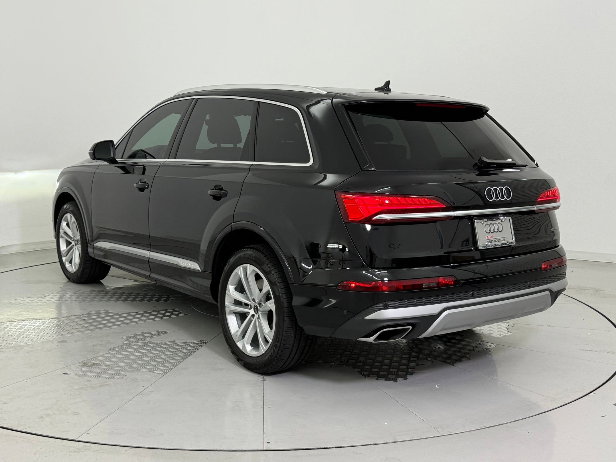 2025 Audi Q7 55 Premium Plus photo 3