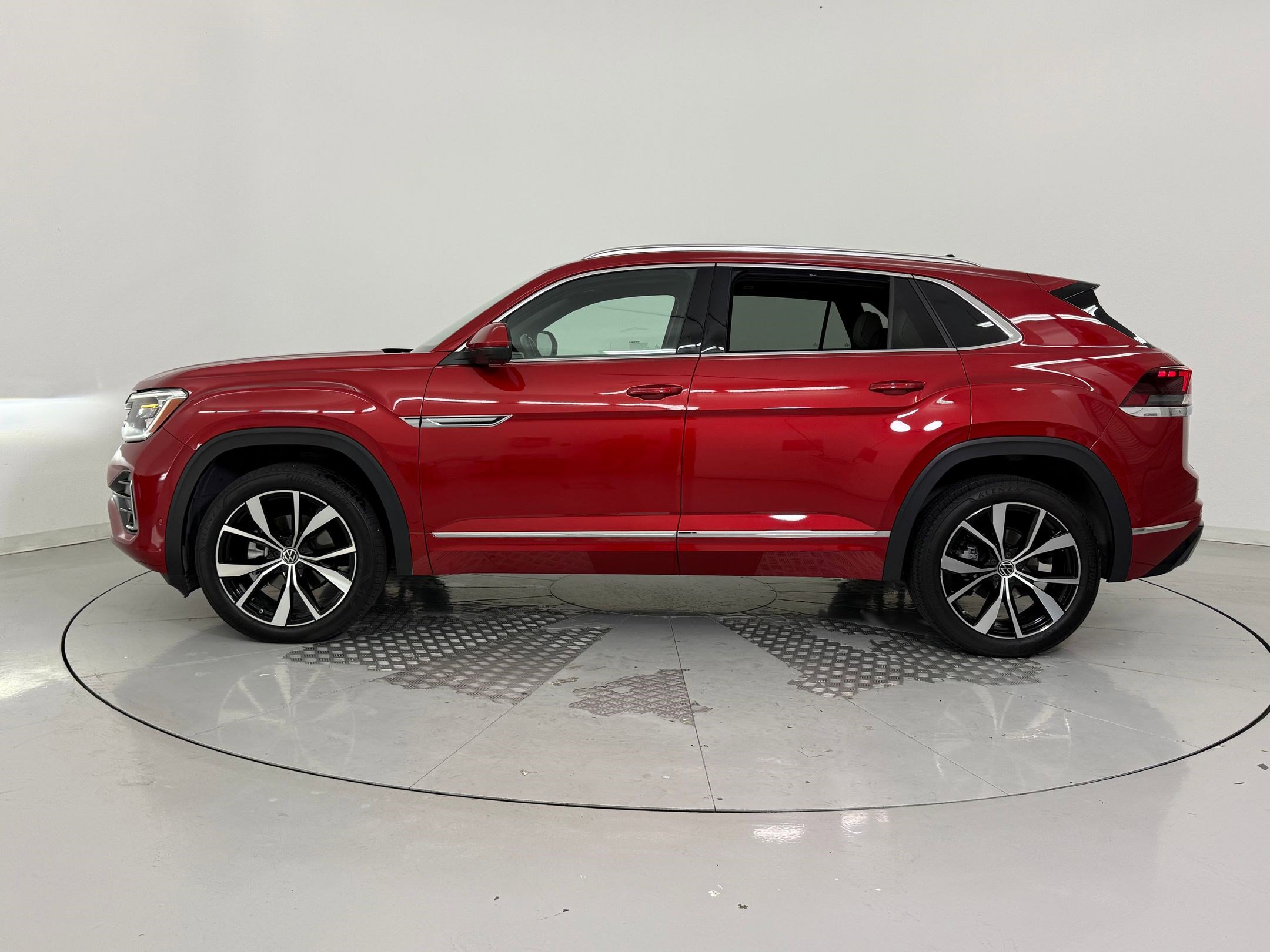 2024 Volkswagen Atlas Cross Sport SEL Premium R-Line photo 2