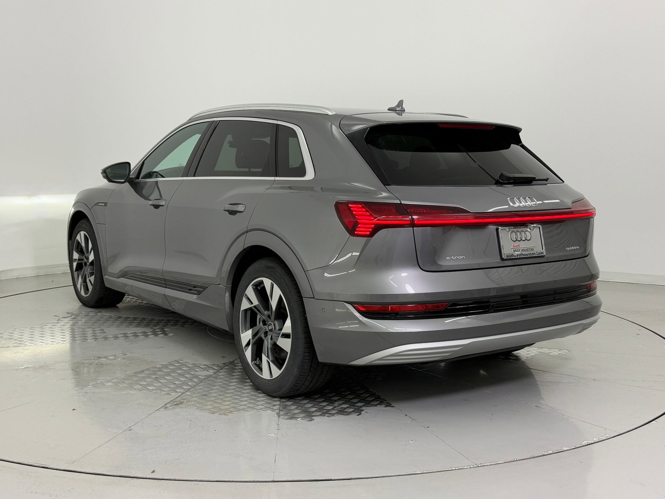 2022 Audi e-tron Premium Plus photo 3