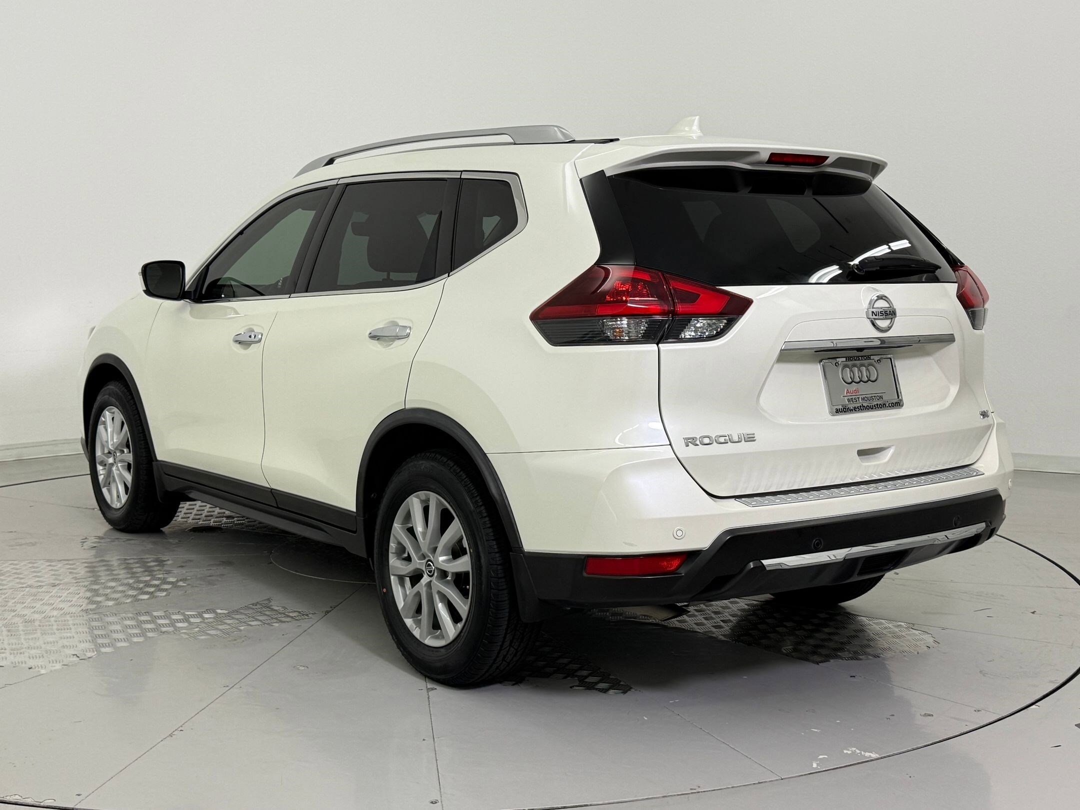 2019 Nissan Rogue SV photo 2