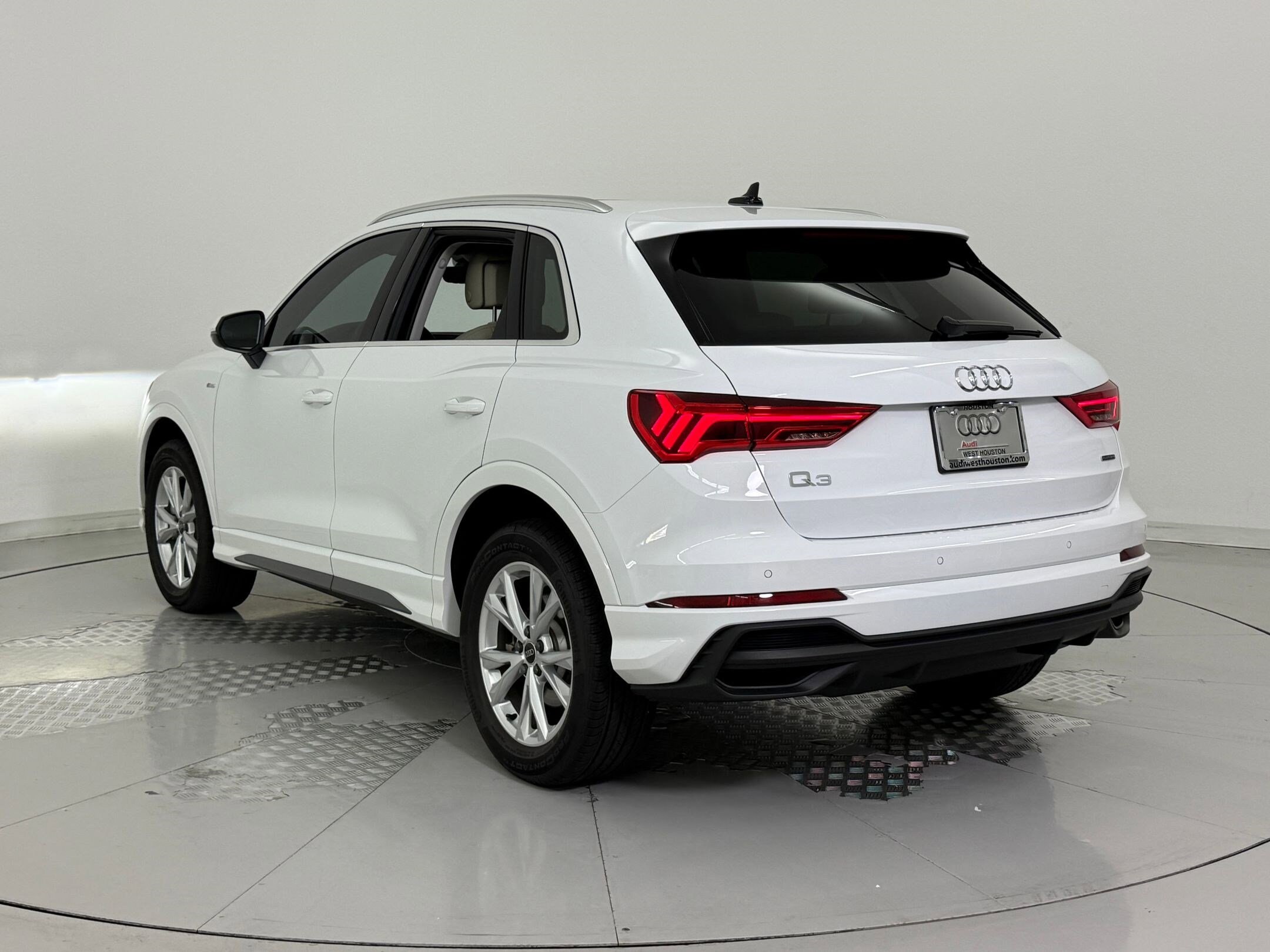 2025 Audi Q3 S line Premium photo 3