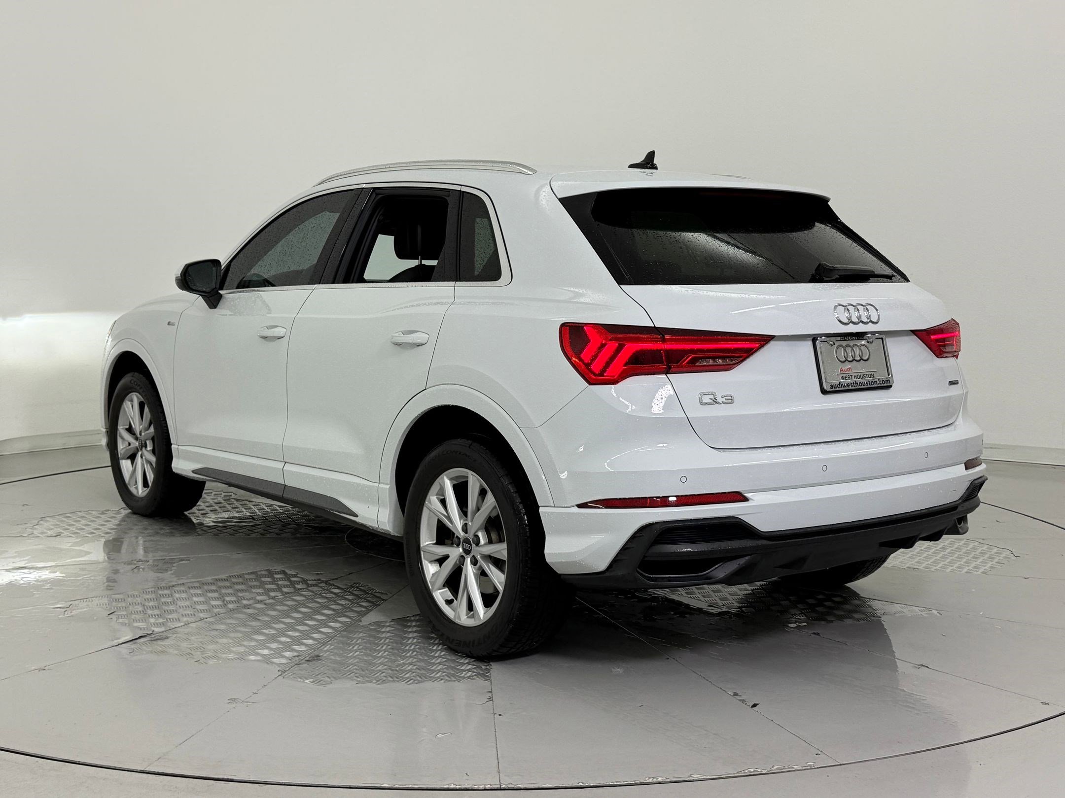 2023 Audi Q3 S line Premium Plus photo 3