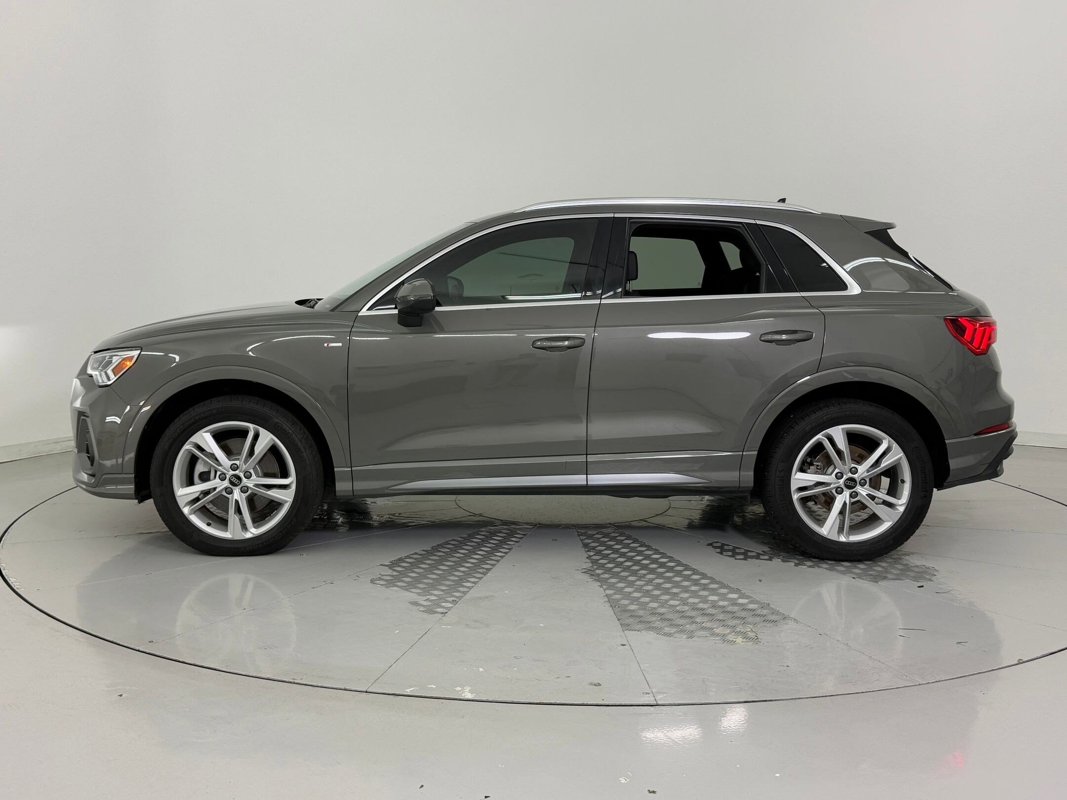 2023 Audi Q3 S line Premium Plus photo 2