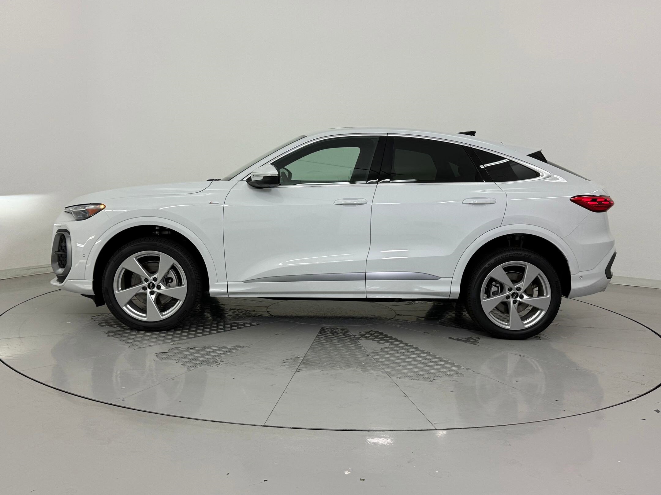 2025 Audi Q5 Sportback 2.0T Premium Plus photo 2