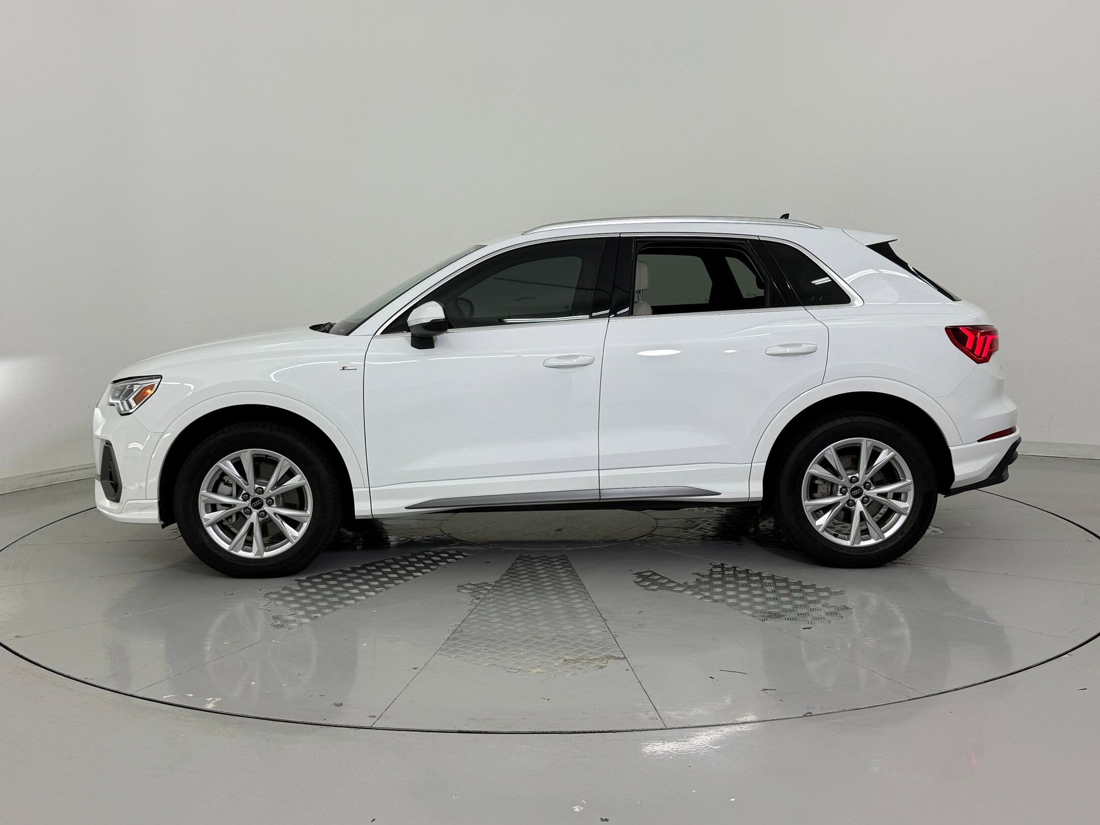 2025 Audi Q3 S line Premium photo 2