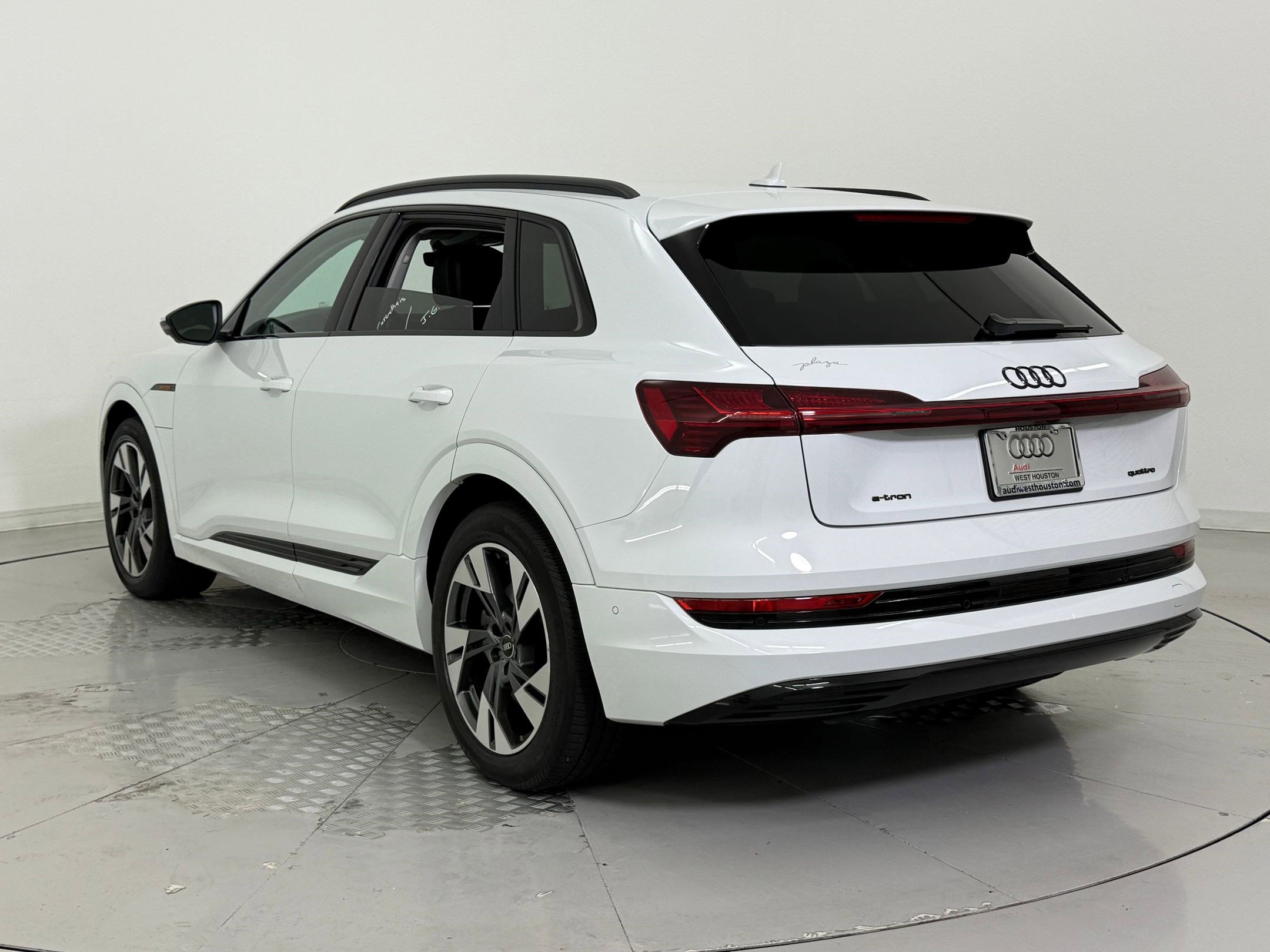 2022 Audi e-tron Premium photo 2