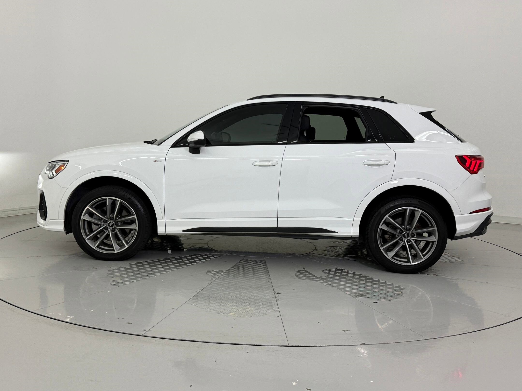2024 Audi Q3 S line Premium Plus photo 2