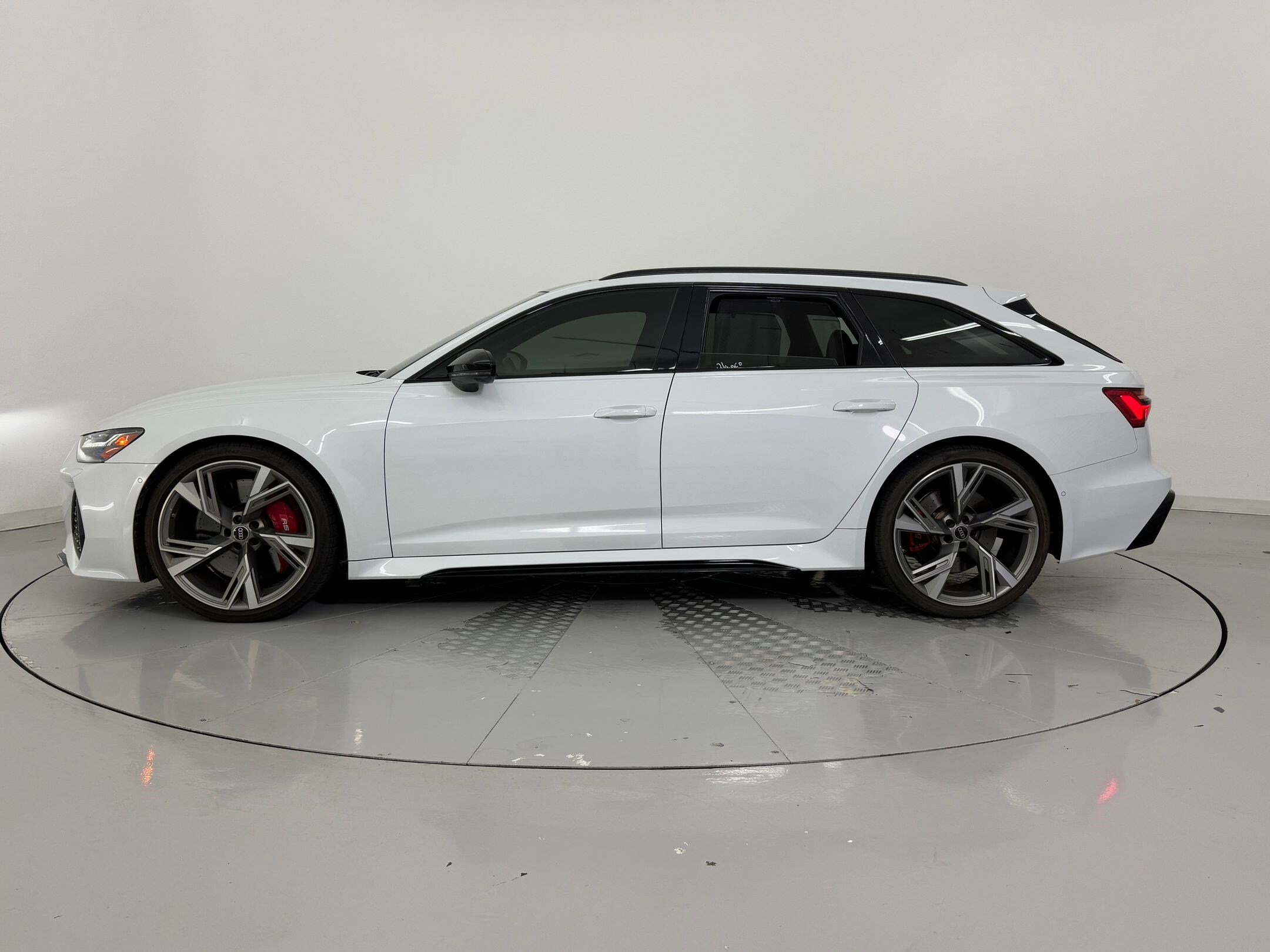 2021 Audi RS 6 Avant Base photo 2