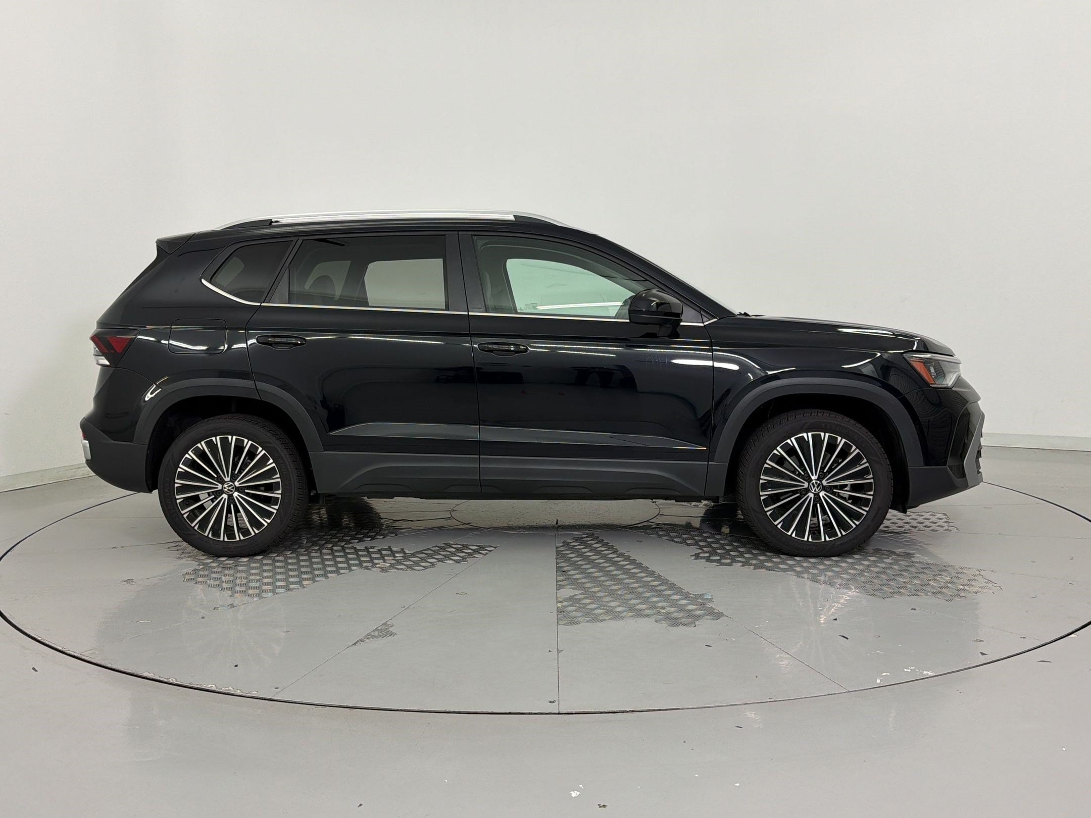Taos SE SUV