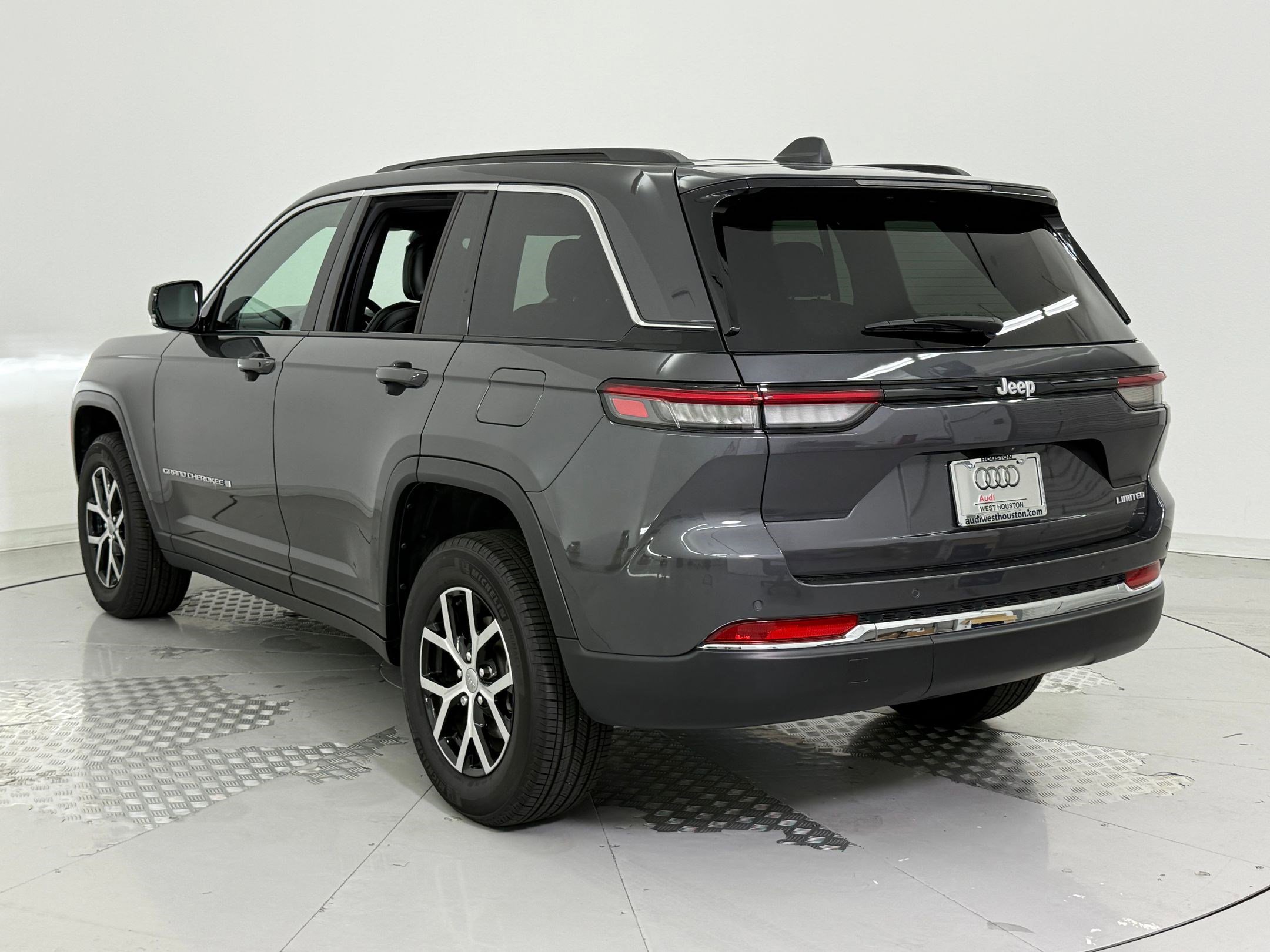 2025 Jeep Grand Cherokee Limited photo 3