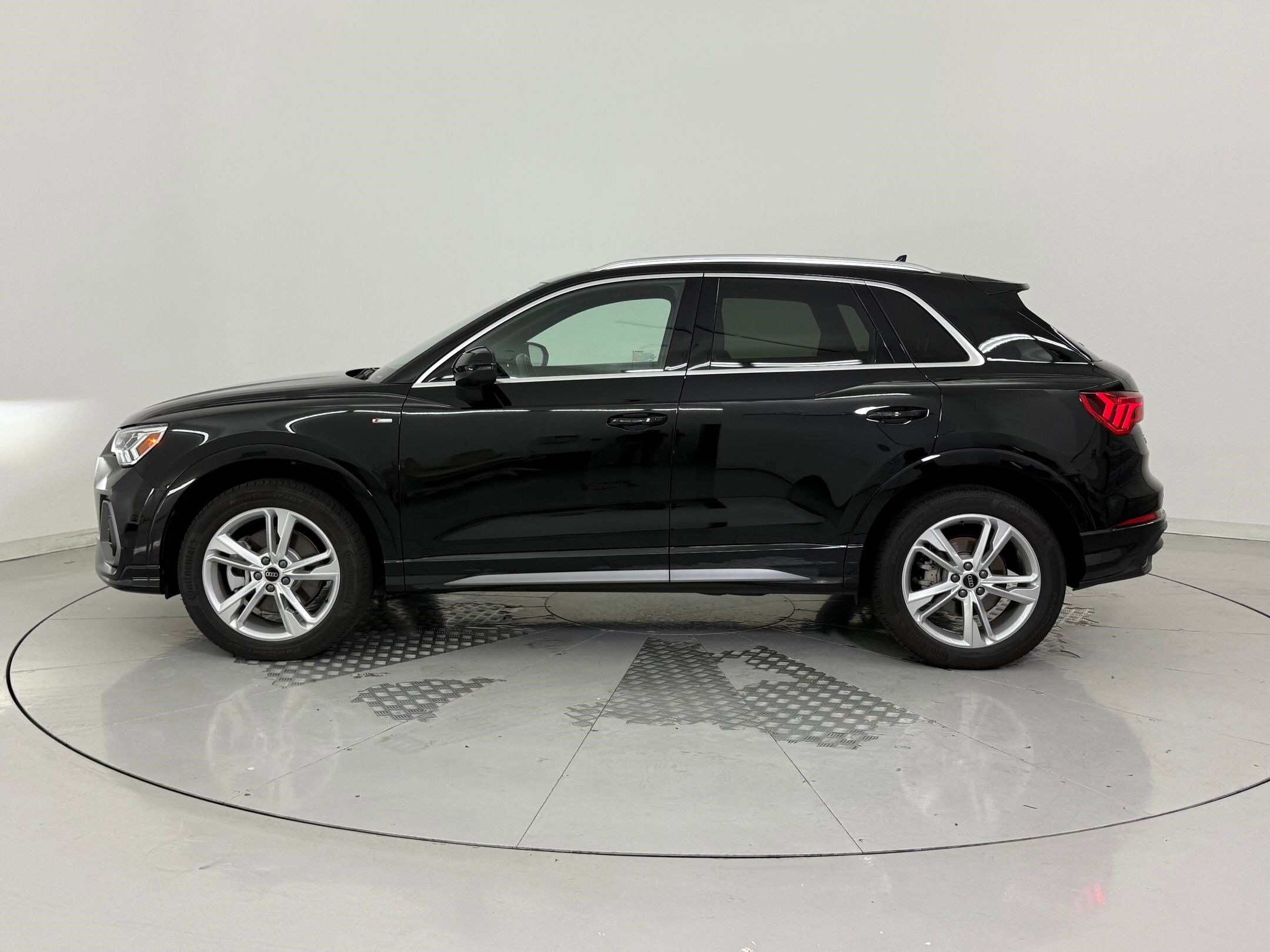 2024 Audi Q3 S line Premium Plus photo 2