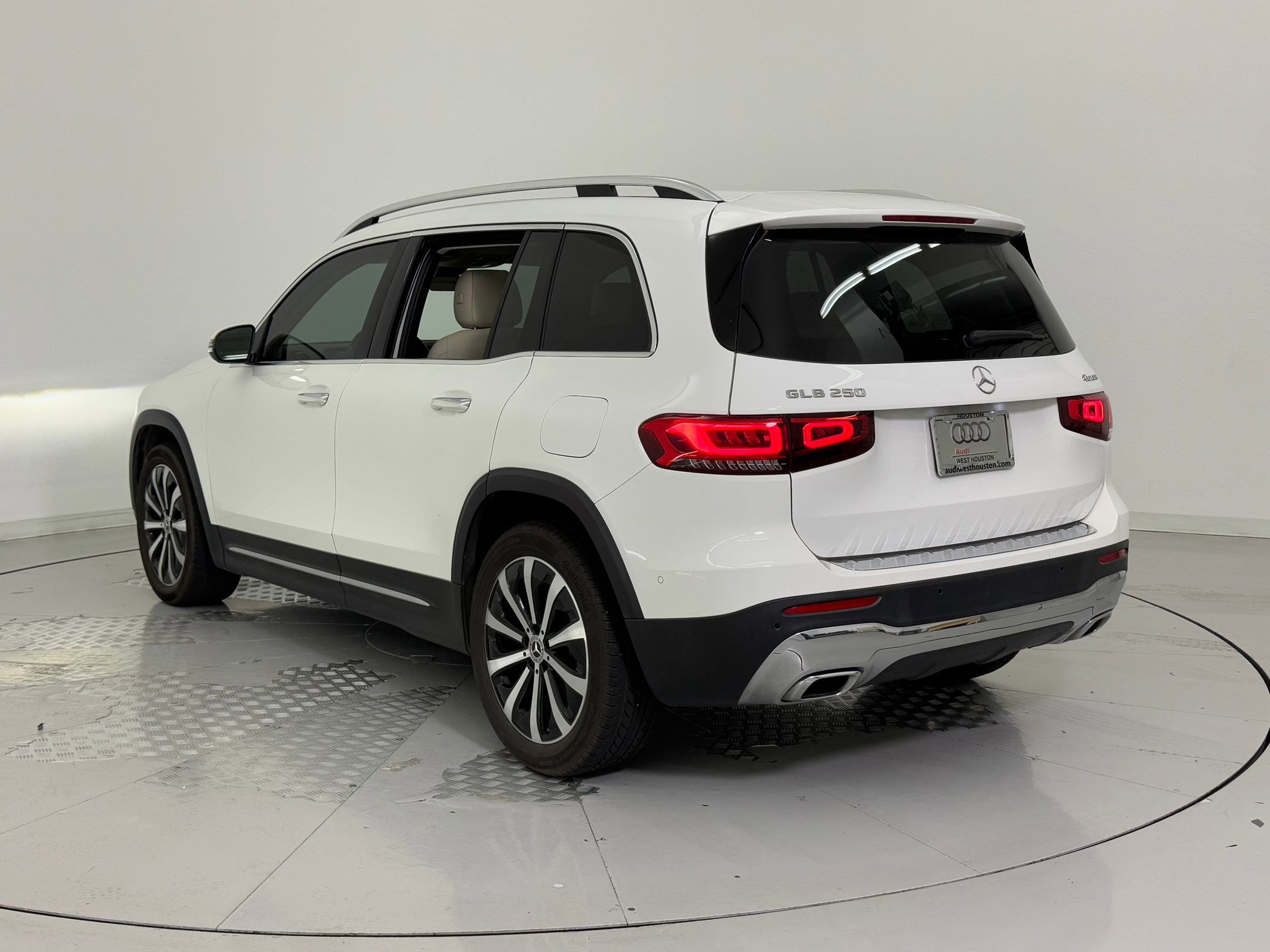 2022 Mercedes Benz GLB 250 photo 3