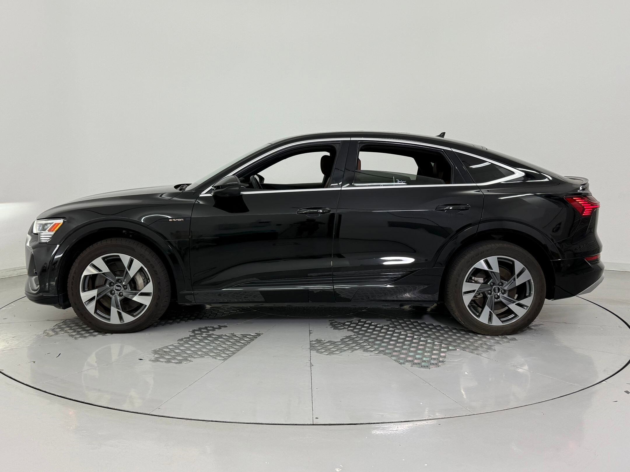 2021 Audi e-tron Sportback Premium Plus photo 2