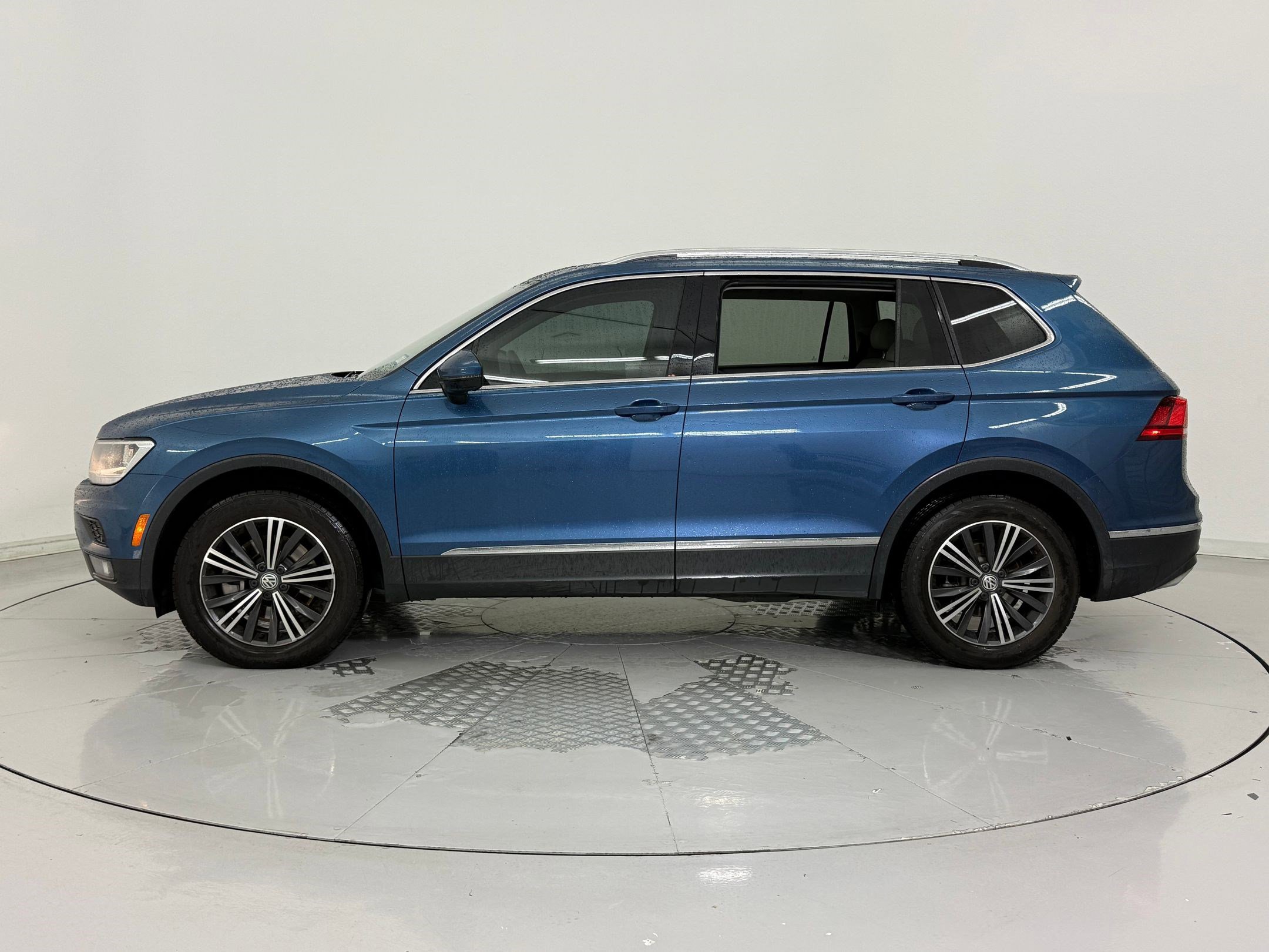 2019 Volkswagen Tiguan SEL photo 2