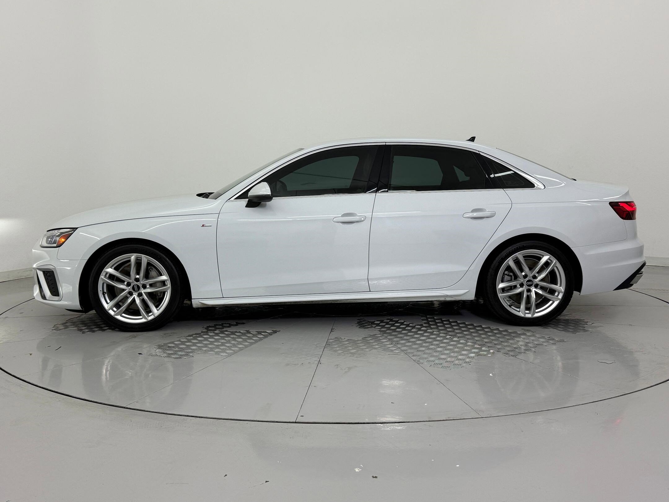 2022 Audi A4 S line Quattro Premium Plus photo 2