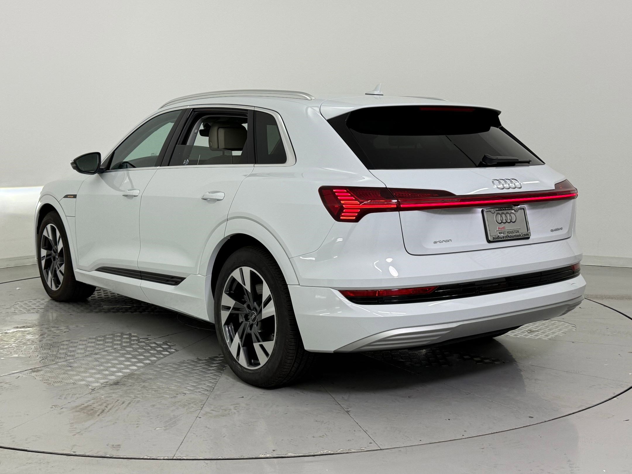 2022 Audi e-tron Premium photo 3