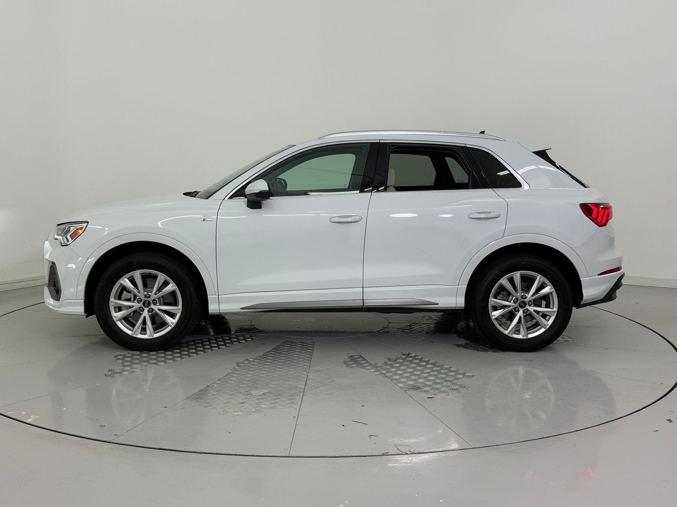 2025 Audi Q3 S line Premium photo 2