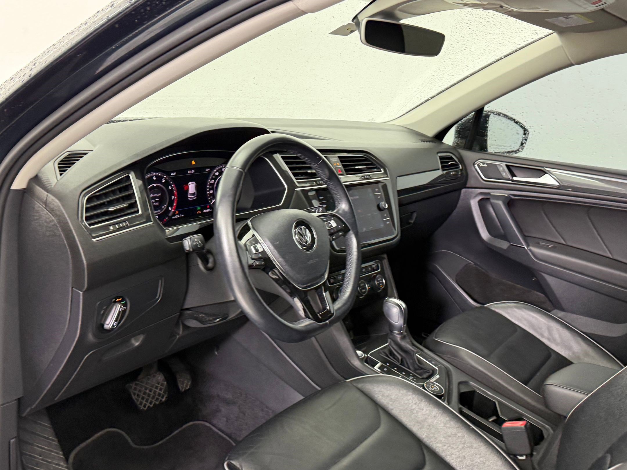 2018 Volkswagen Tiguan SEL Premium photo 3