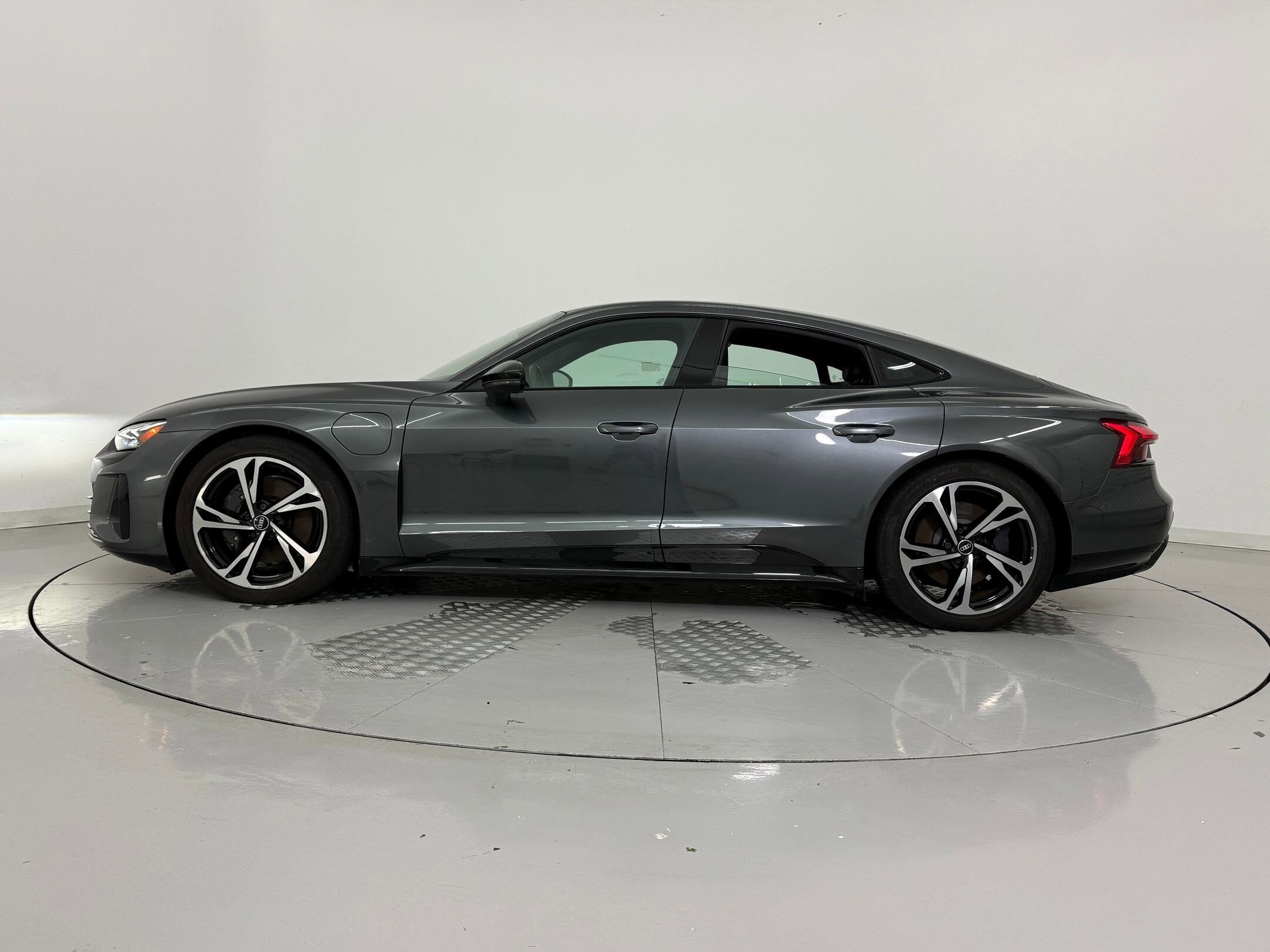 2023 Audi e-tron GT Premium Plus photo 2