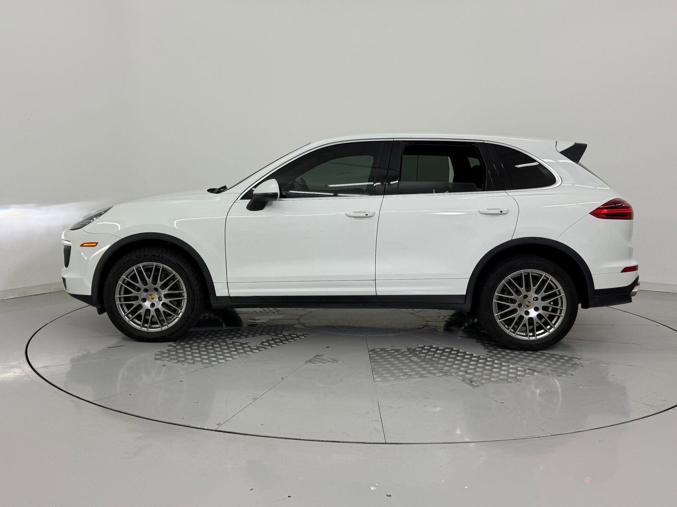 2016 Porsche Cayenne photo 2