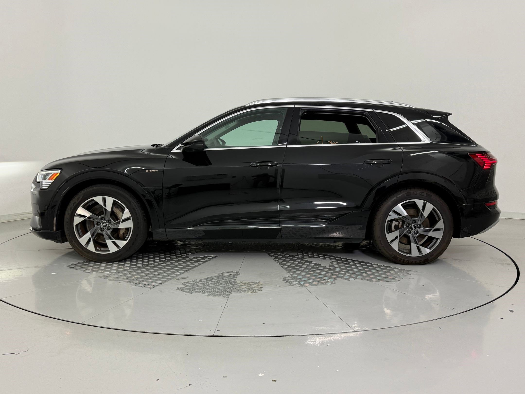 2022 Audi e-tron Premium Plus photo 2