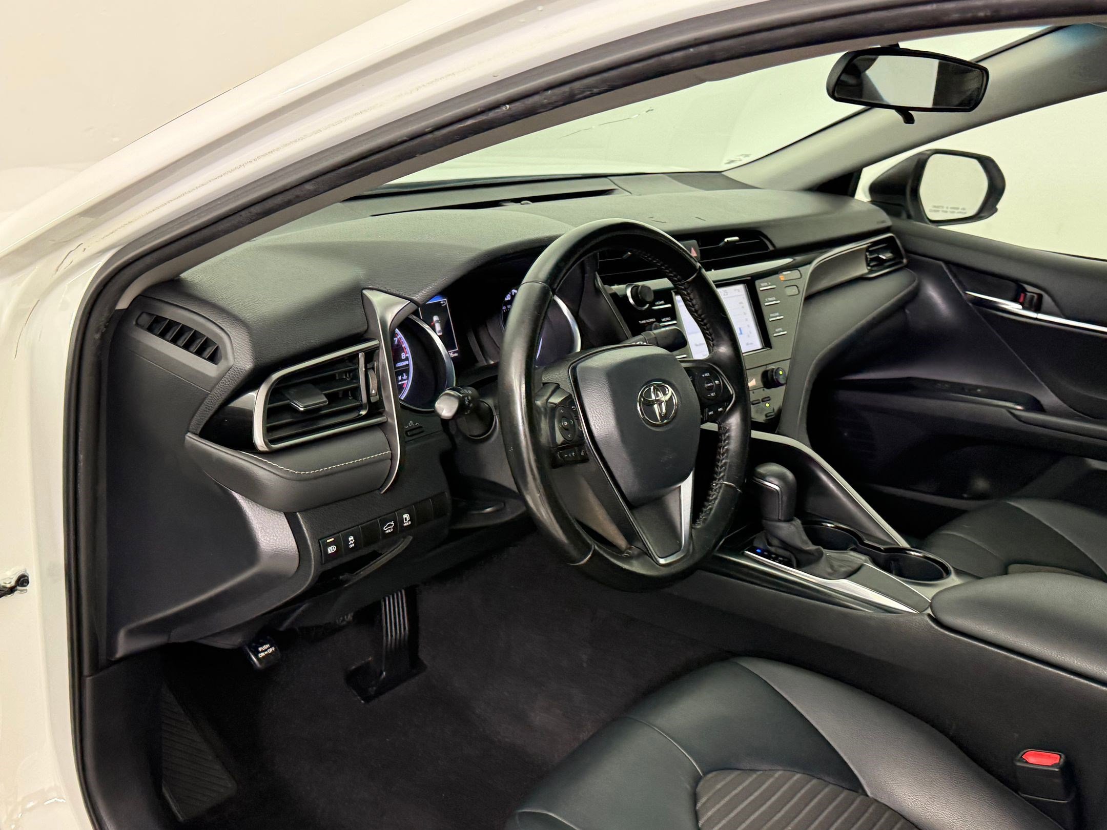 2020 Toyota Camry SE photo 4