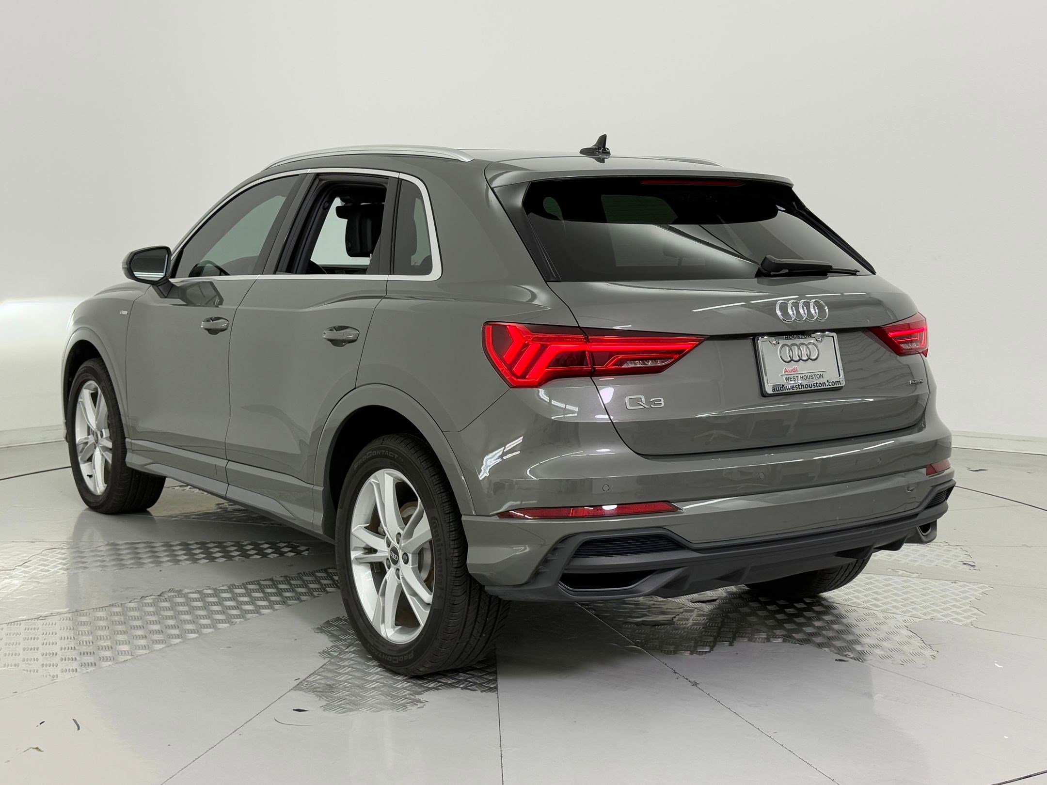 2023 Audi Q3 S line Premium Plus photo 3