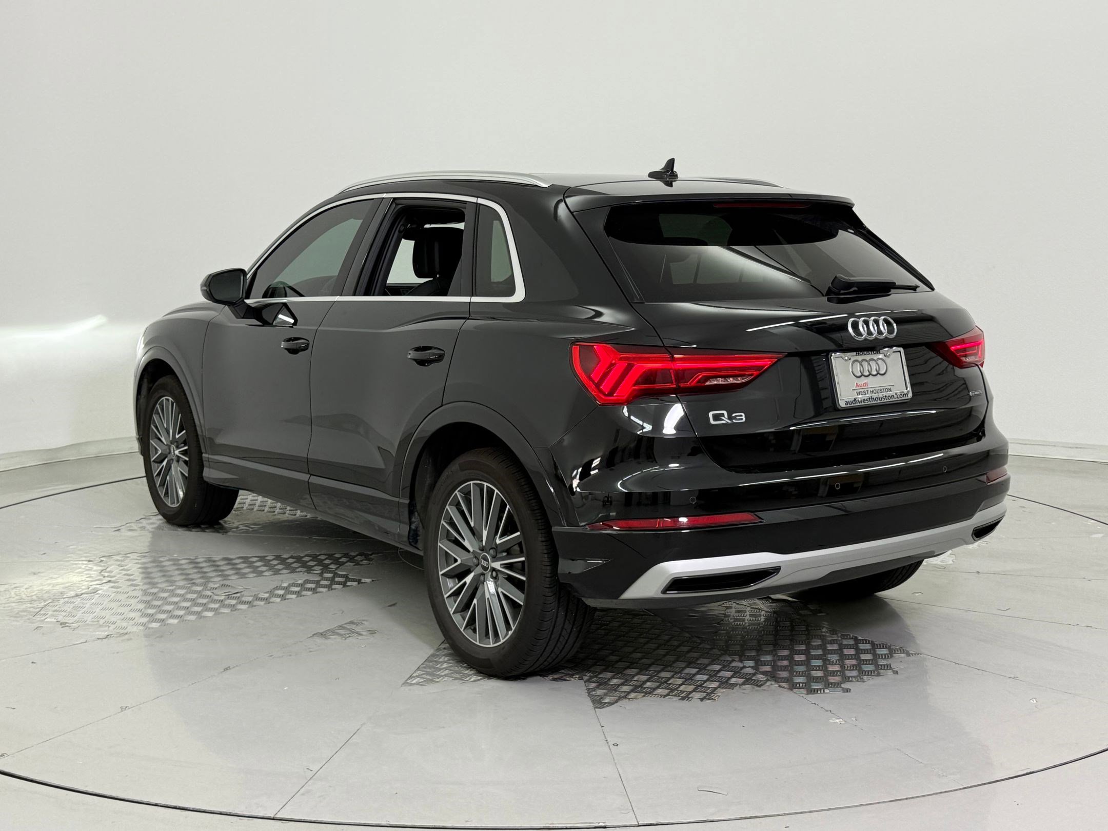 2022 Audi Q3 Premium photo 3
