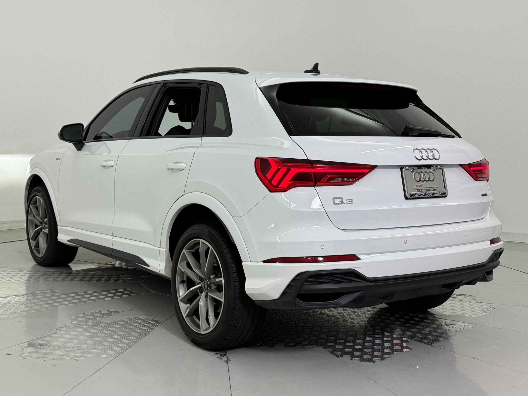 2024 Audi Q3 S line Premium Plus photo 3