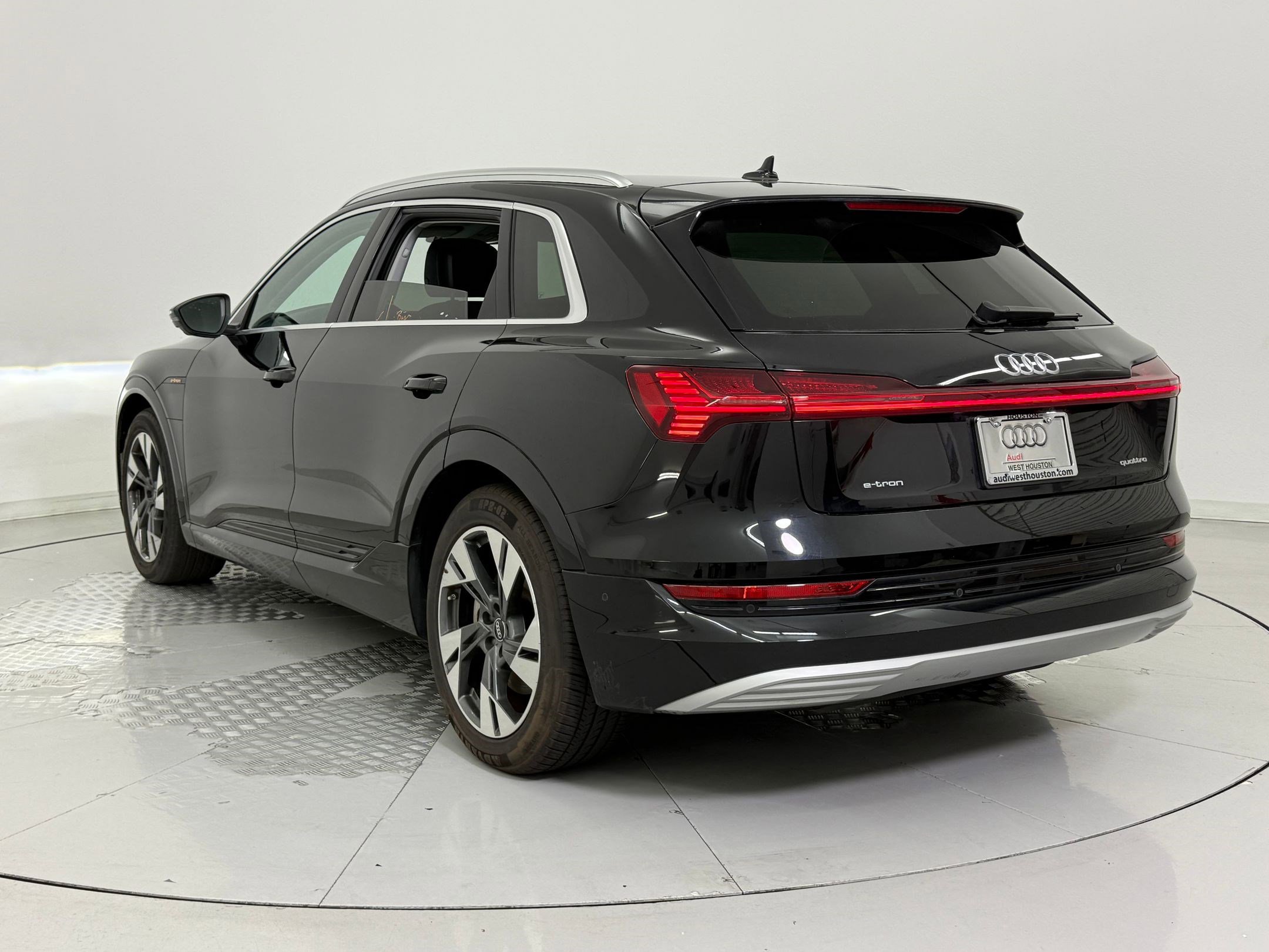 2022 Audi e-tron Premium Plus photo 3