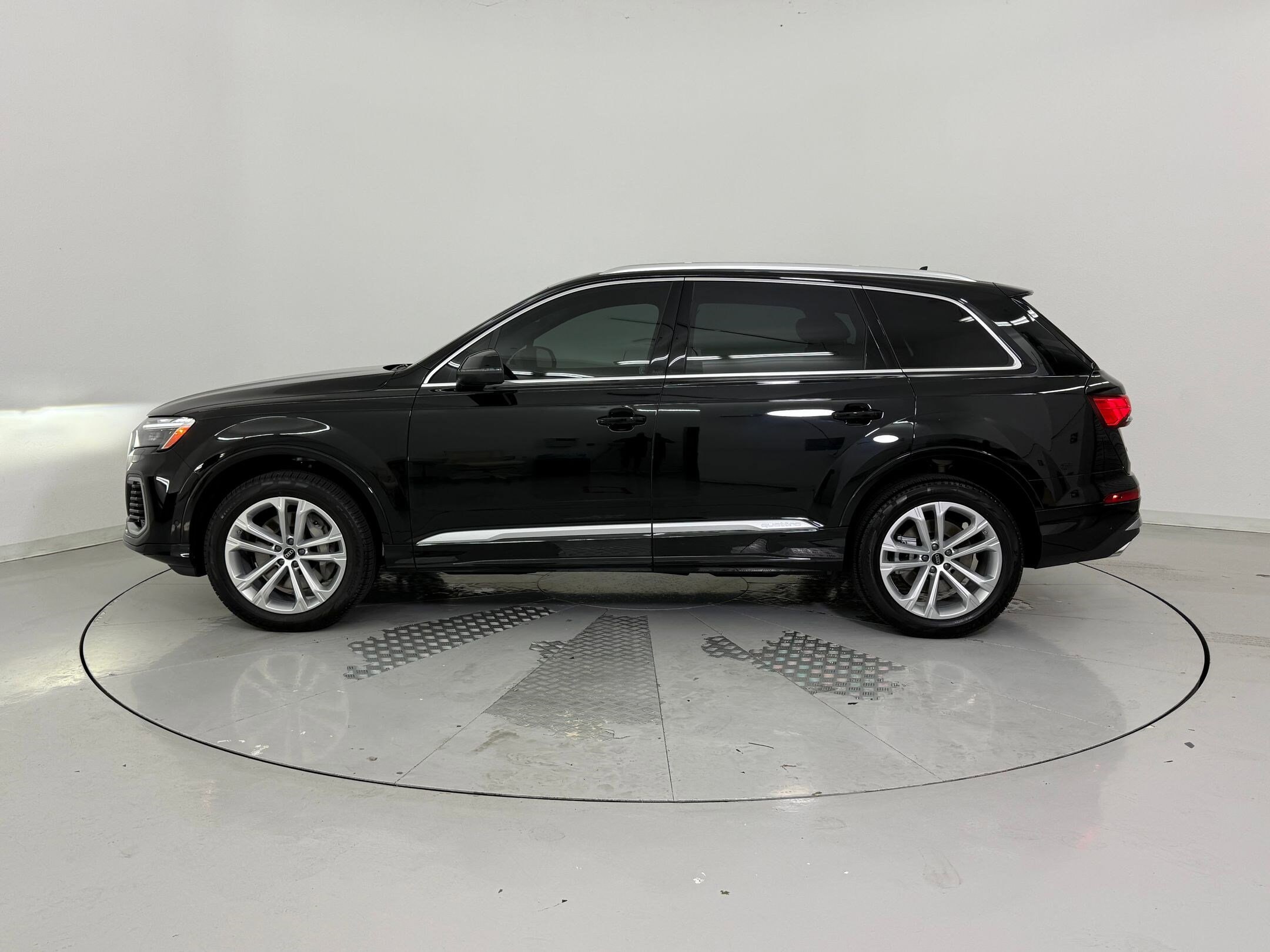 2025 Audi Q7 55 Premium Plus photo 2