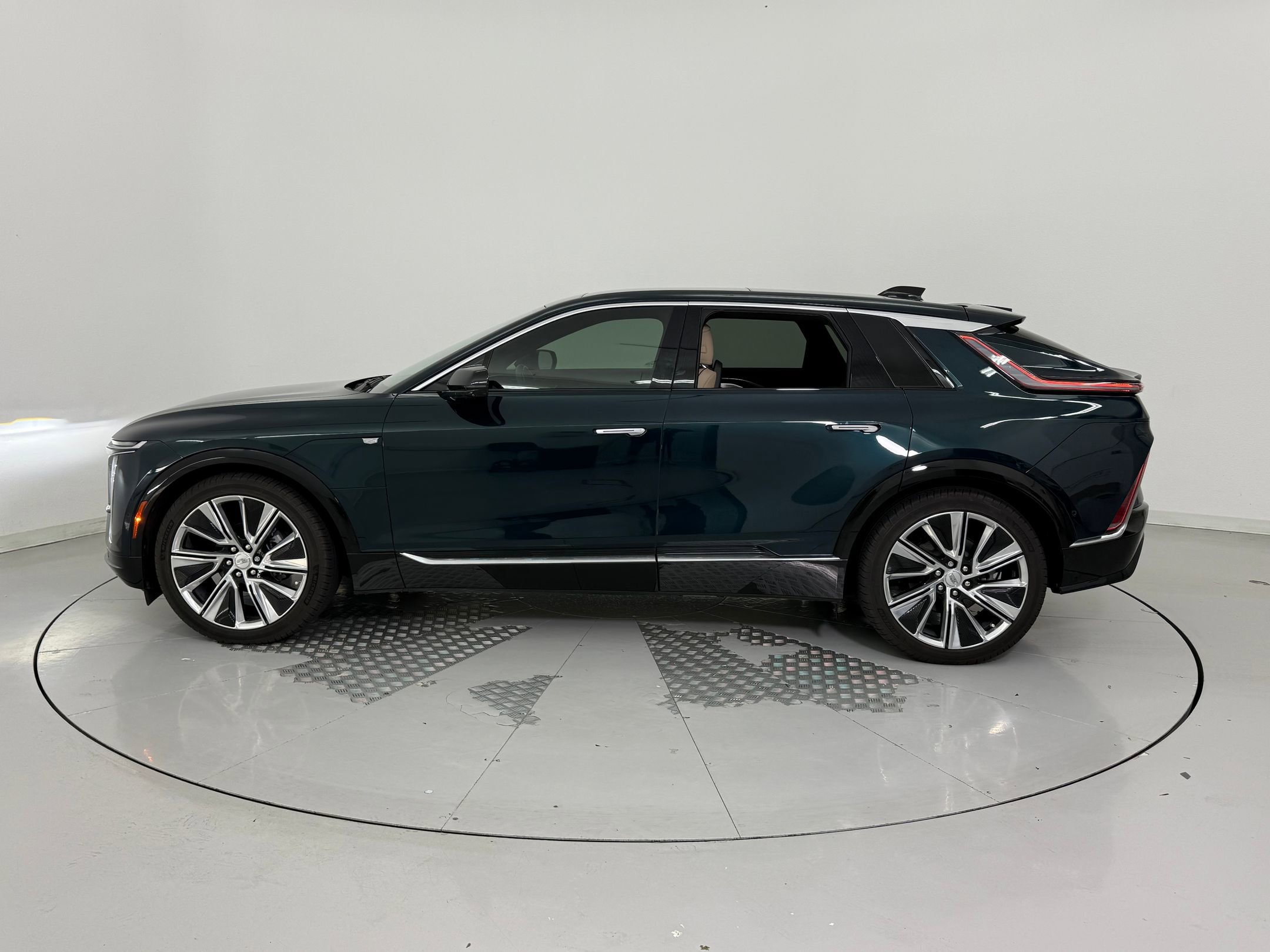 Used 2024 Cadillac LYRIQ Luxury 3 with VIN 1GYKPSRL8RZ122556 for sale in Houston, TX