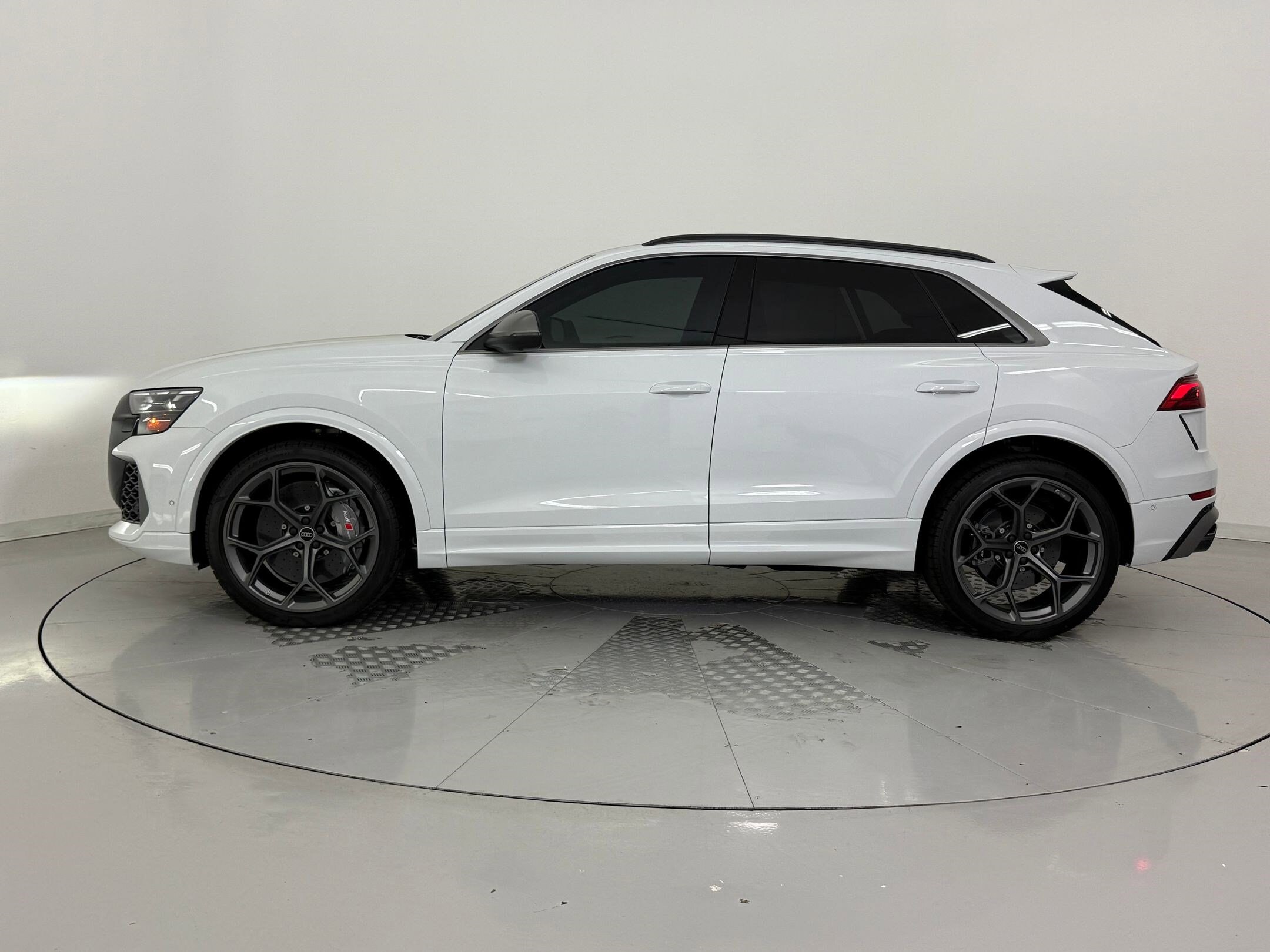 2025 Audi RS Q8 photo 2
