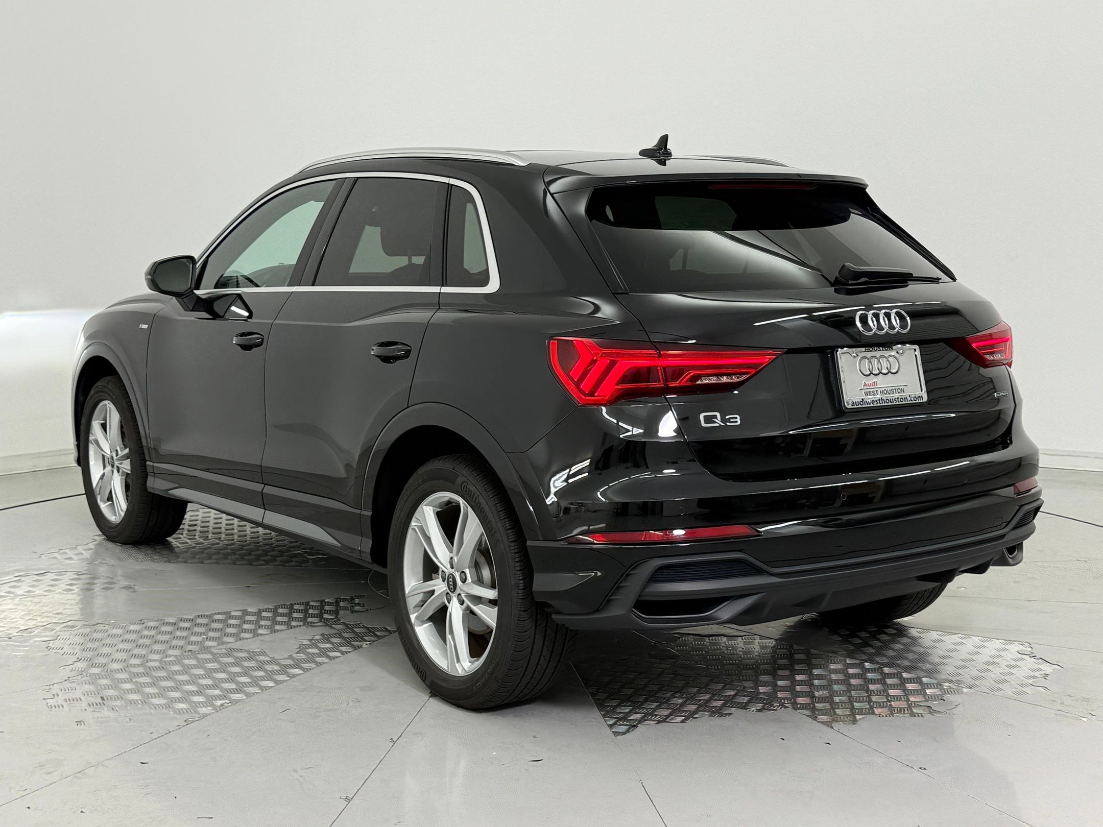 2024 Audi Q3 S line Premium Plus photo 3
